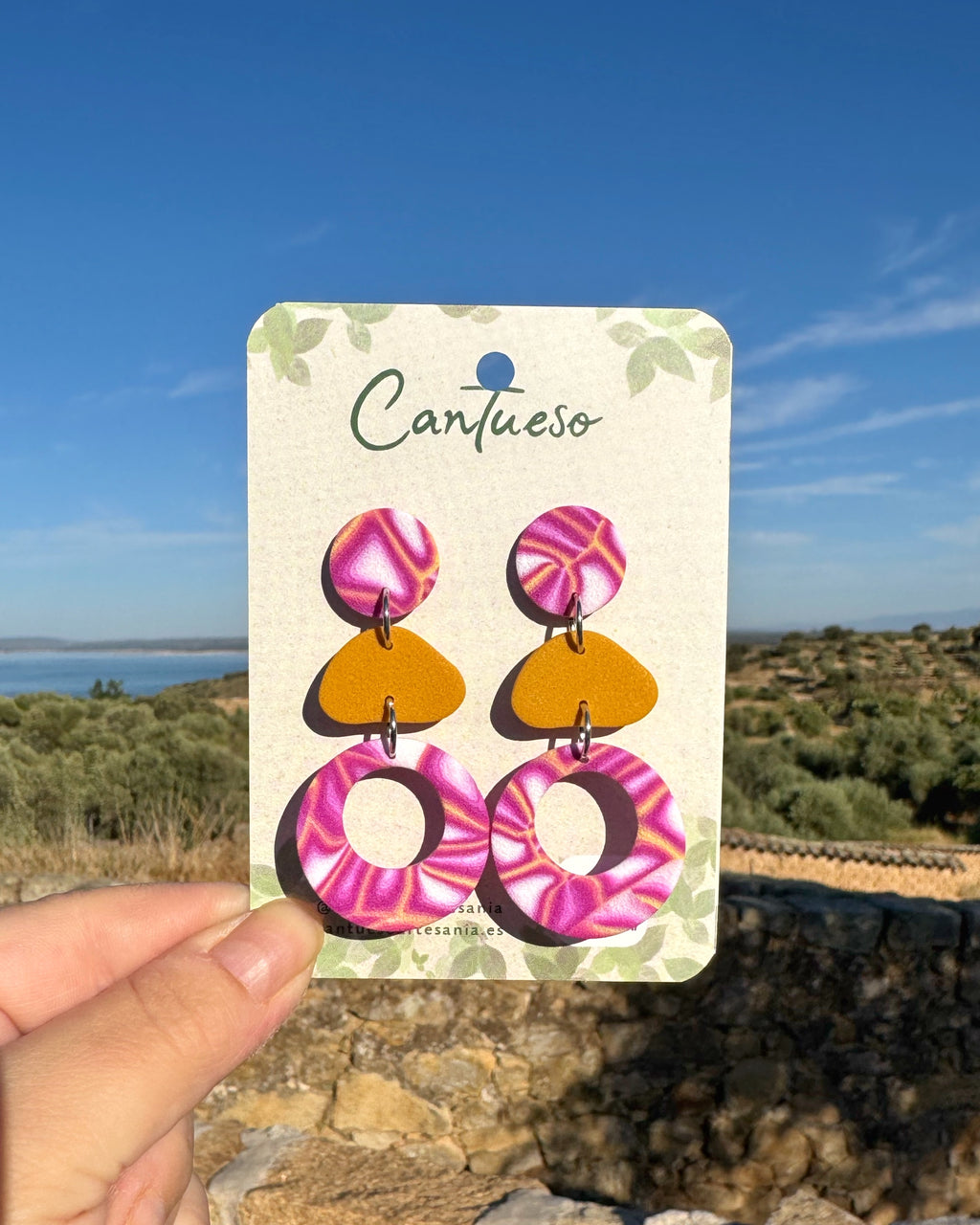 Pendientes Alía hechos a mano en arcilla polimerica muy coloridos y ligeros.