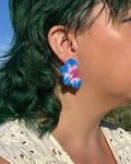 Pendientes Berlanga hmedia flor hechos a mano en arcilla polimerica sobre modelo