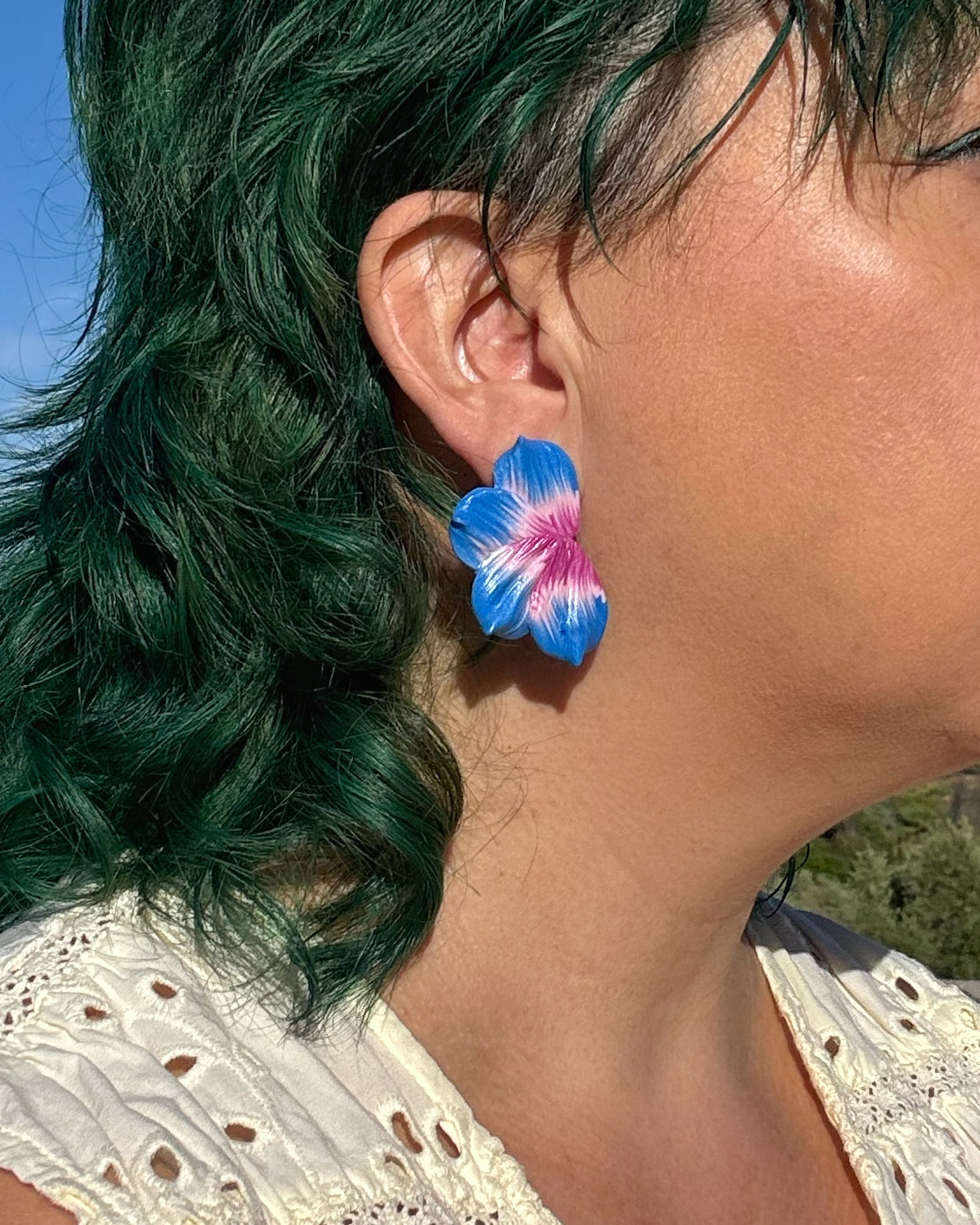 Pendientes Berlanga hmedia flor hechos a mano en arcilla polimerica sobre modelo