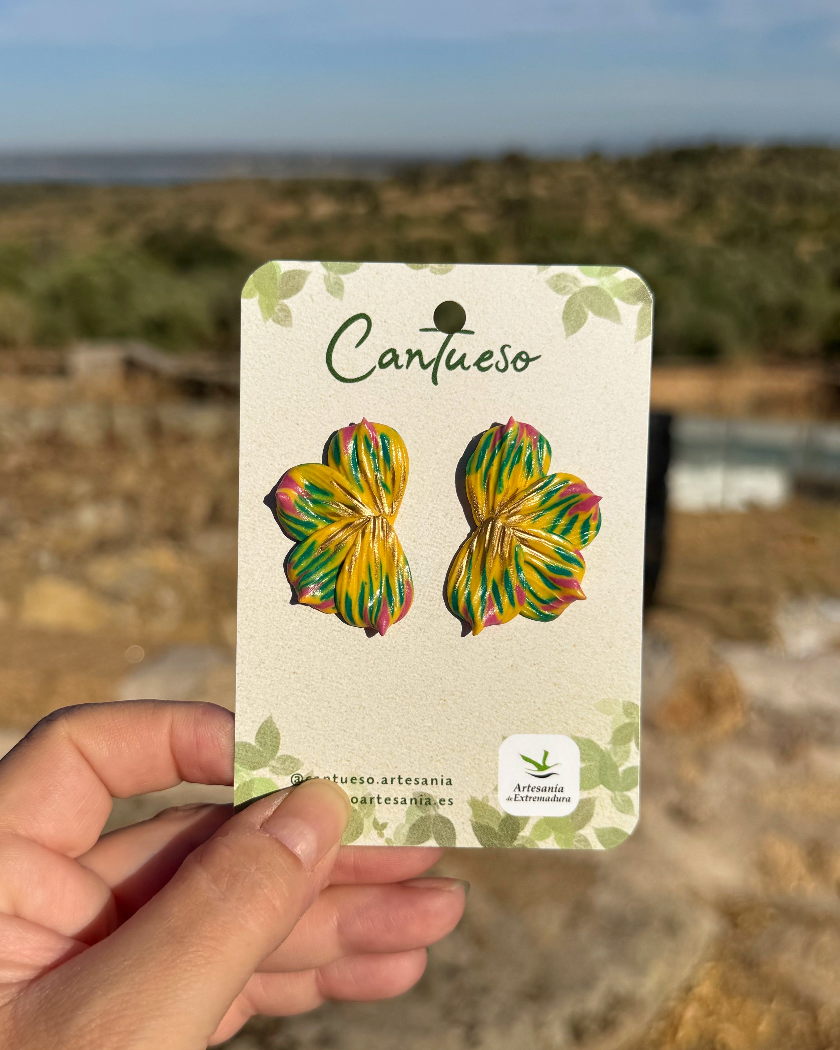 Pendientes Berlanga en forma de media flor en tonos amarillos y verdes