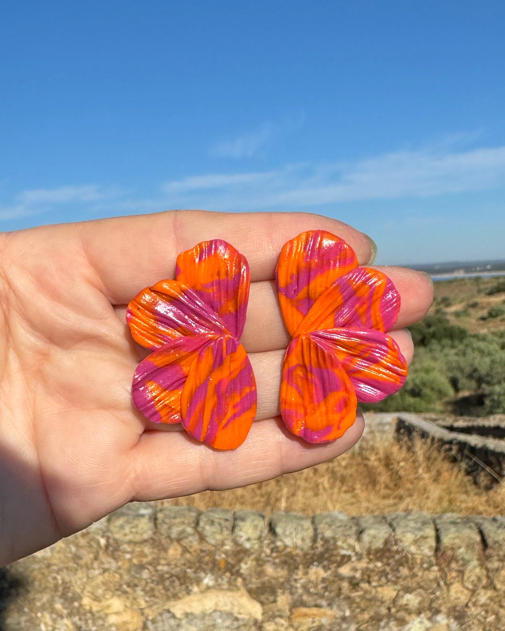 Pndientes Berlanga  diseño de media flor en tonos naranjas y buganvilla