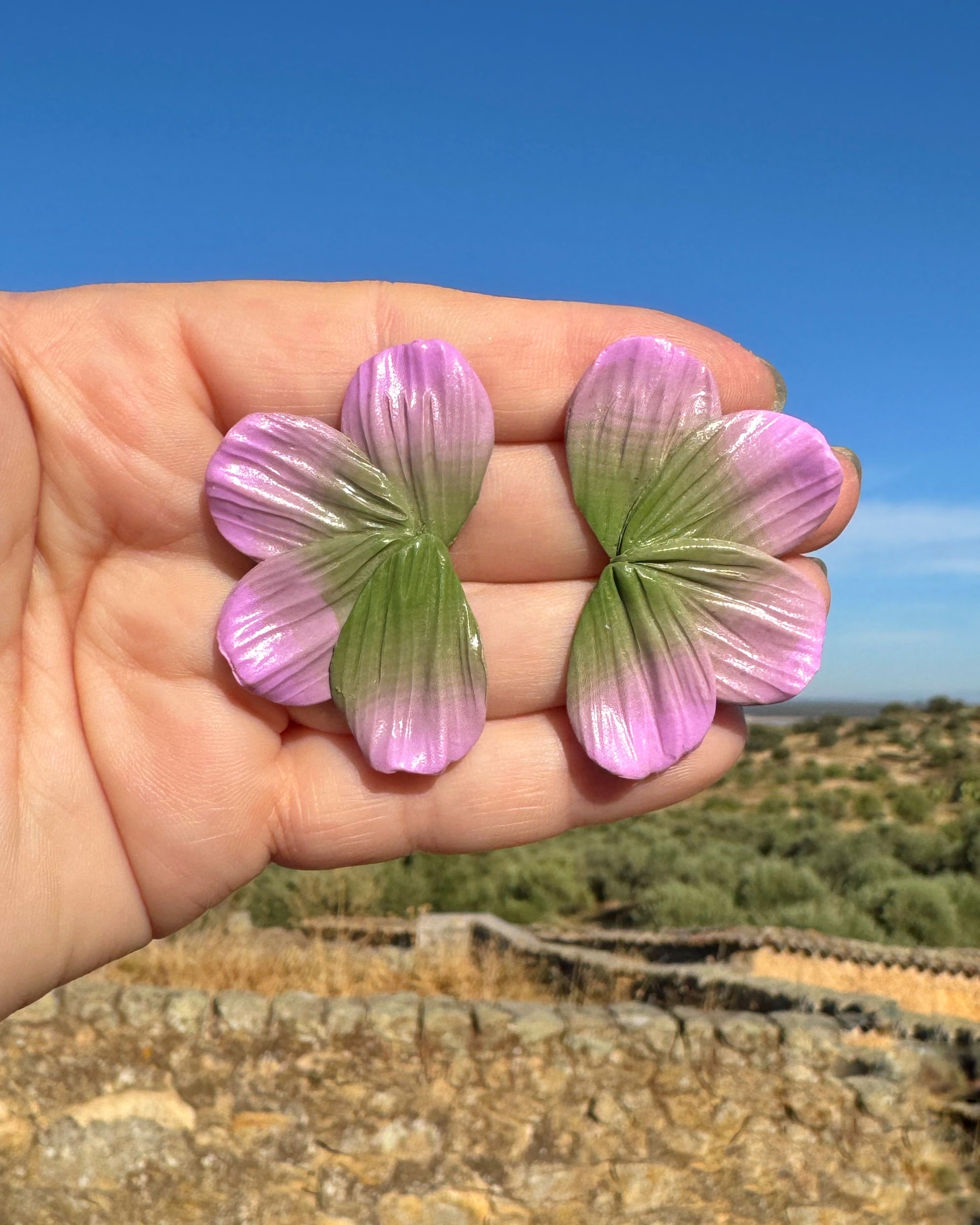 Pendientes Berlanga media flor en detalle hechos a mano en arcilla polimerica