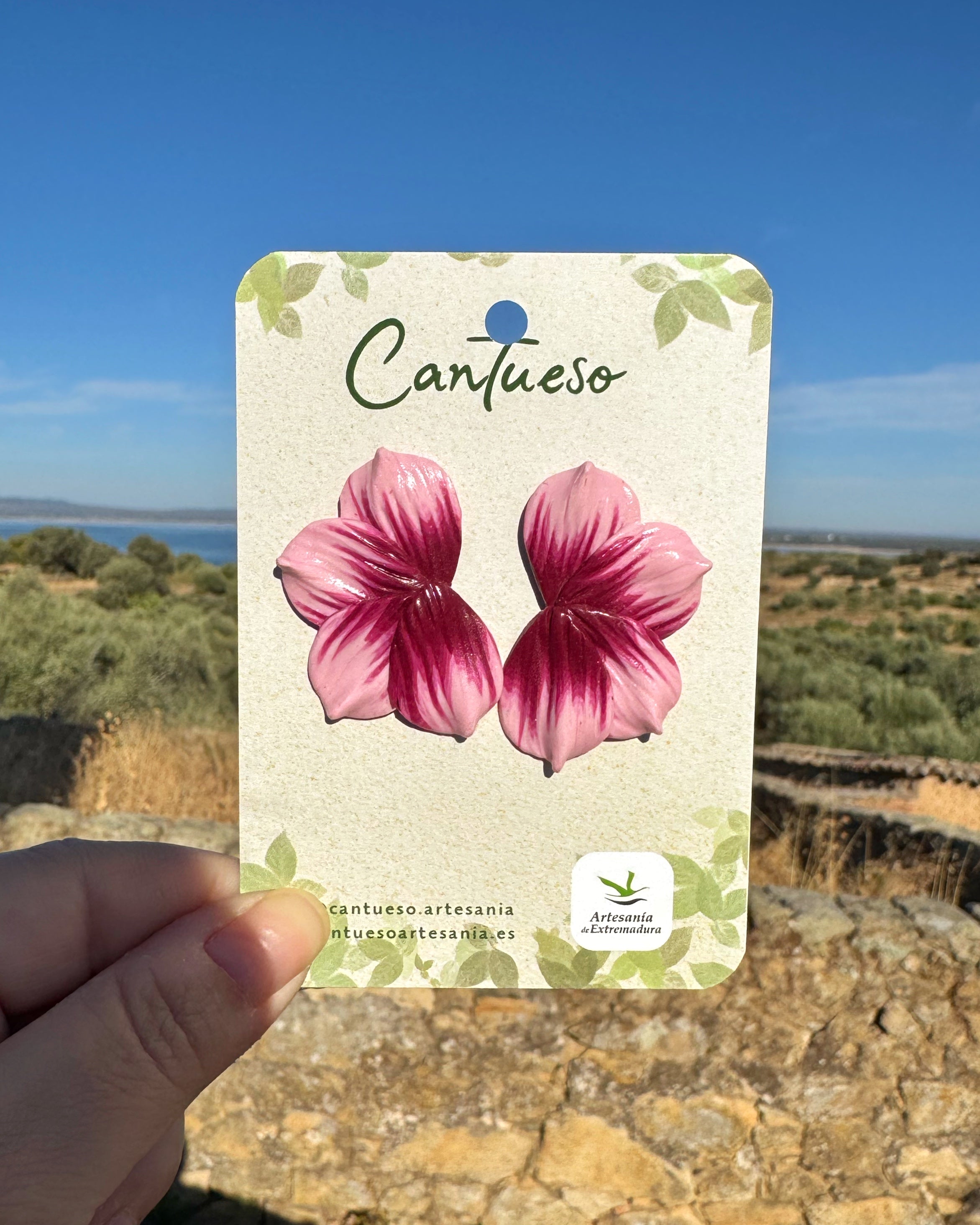 Pendientes Berlanga en tonos burdeos y rosas diseño de media flor