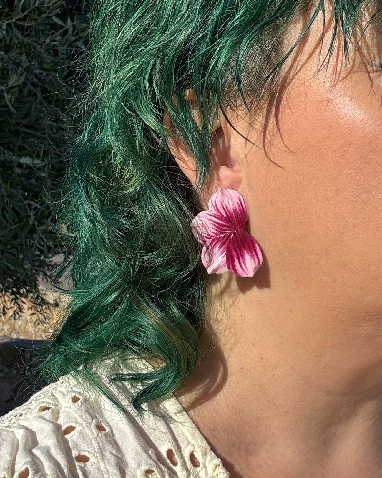 Pendientes Berlanga sobre modelo en tonos burdeos y rosa diseño de media flor