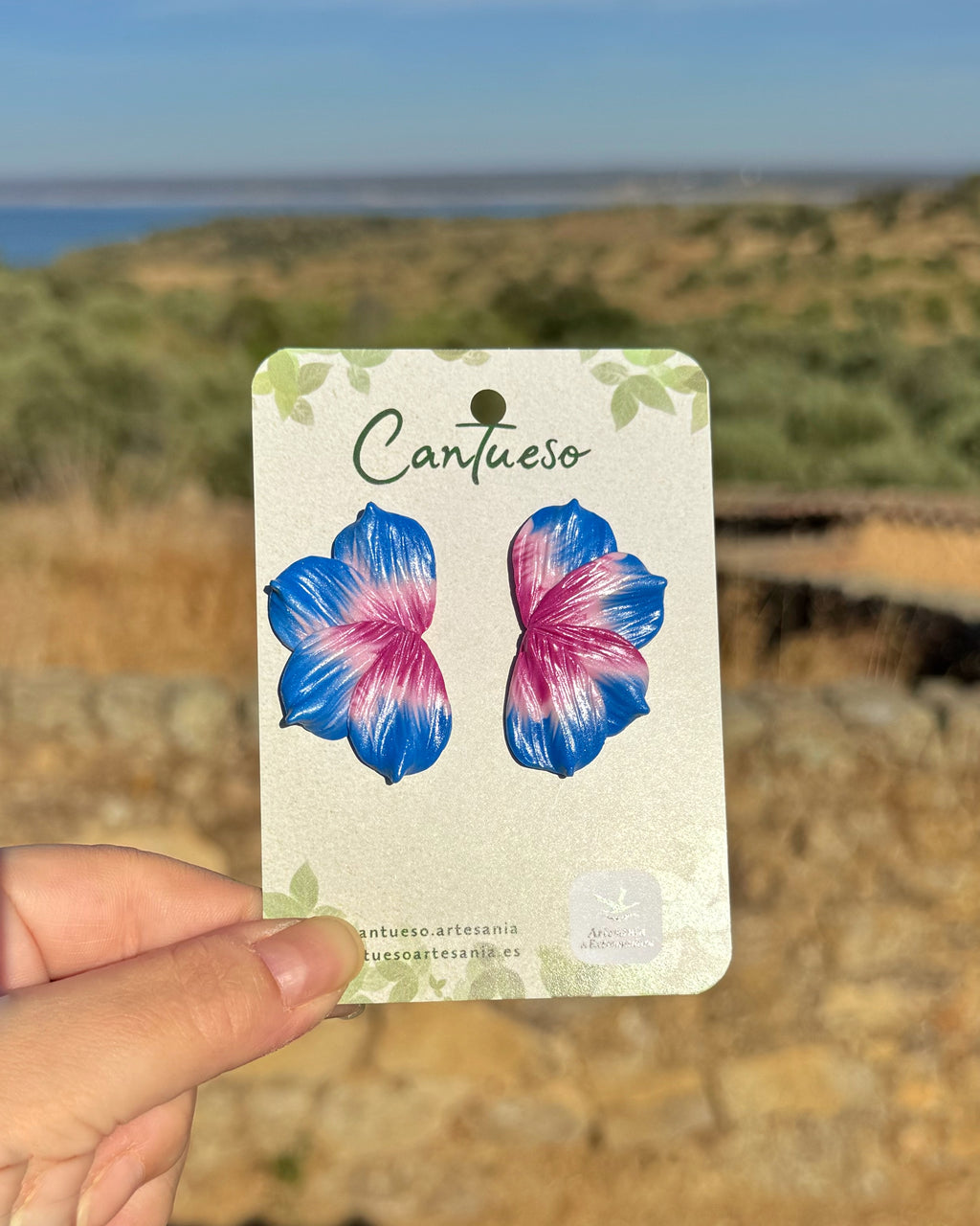 Pendientes Berlanga hechos a mano en arcilla polimerica diseño de media flor en tonos azyles y rosas
