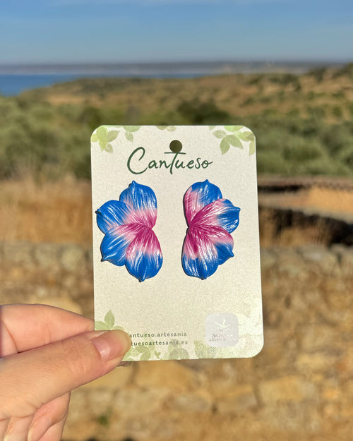 Pendientes Berlanga hechos a mano en arcilla polimerica diseño de media flor en tonos azyles y rosas