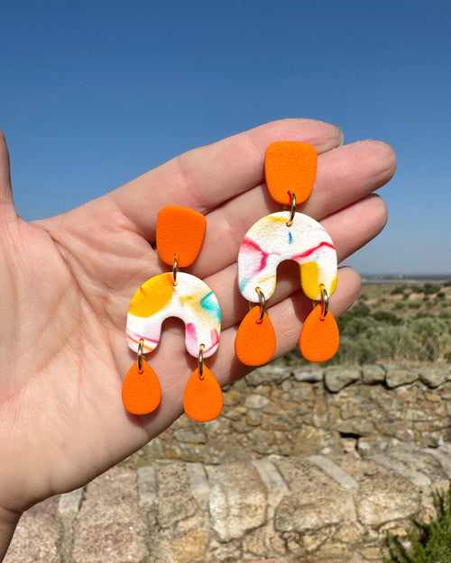 Pendientes Brisa en tonos naranja , hechos a mano ligeros y con mucho movimiento.