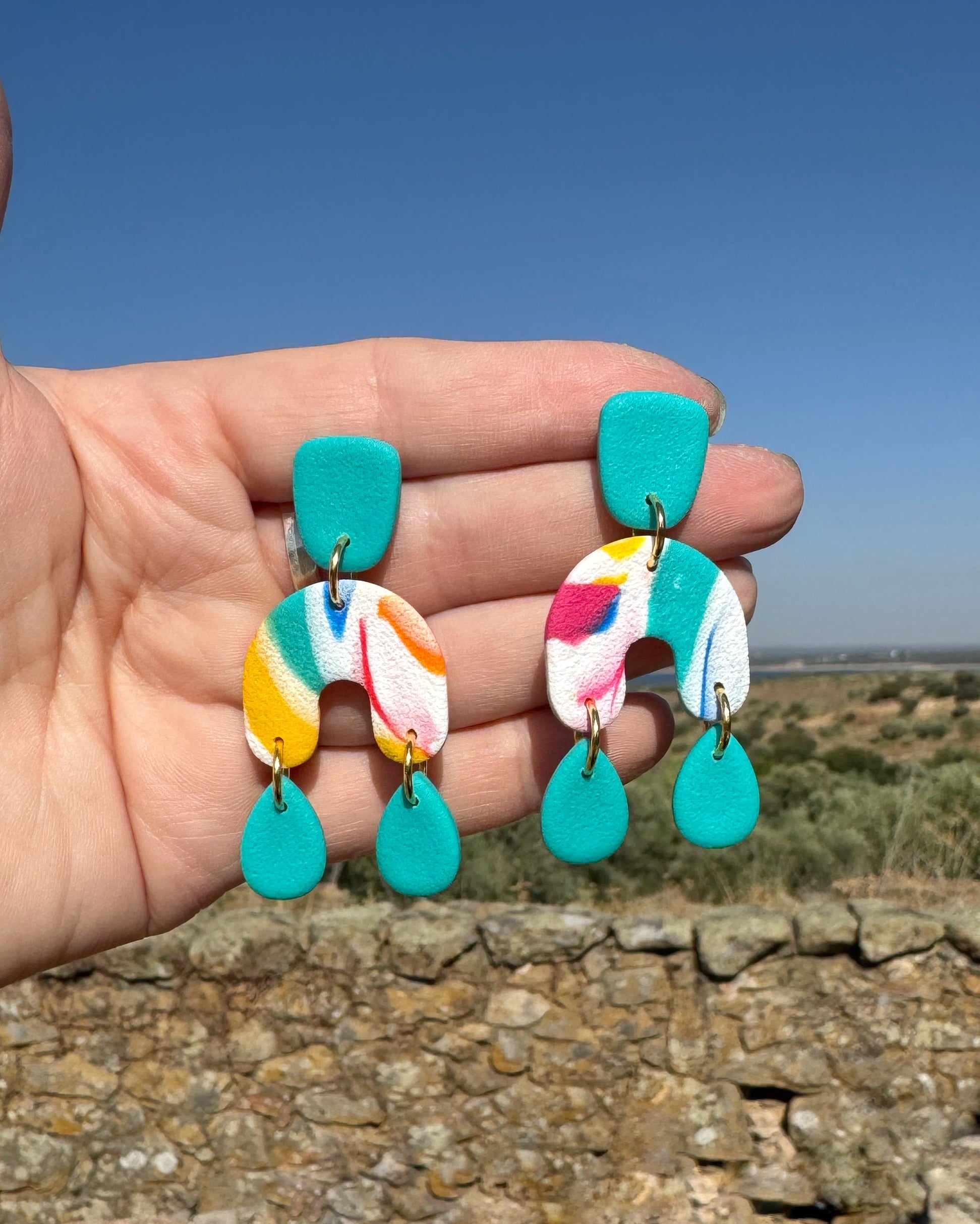 Pendientes Brisa diseño de arco con mucho movomiento Turquesa