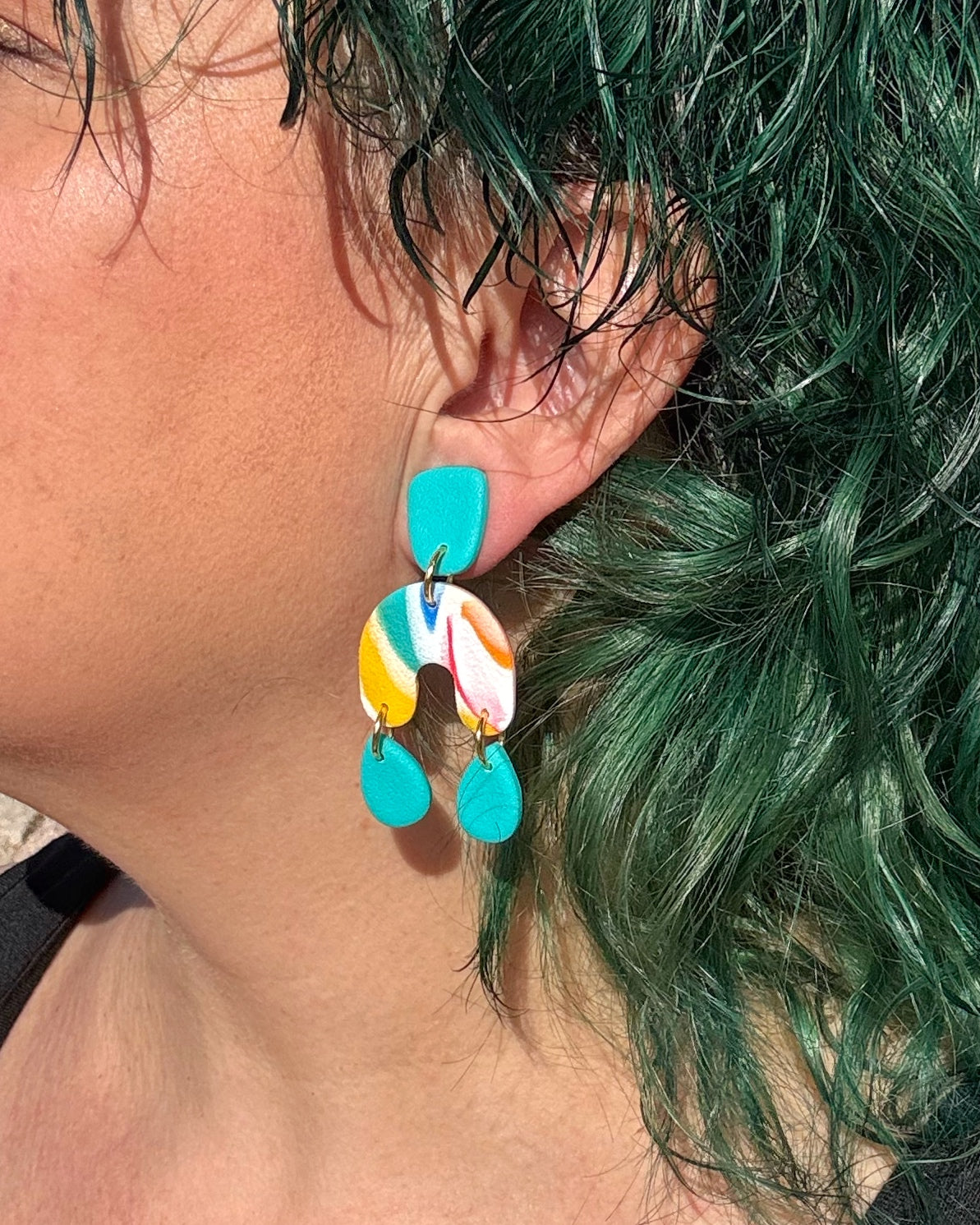 Pendientes Brisa sobre modelo.Diseño ligero y con movimiento
