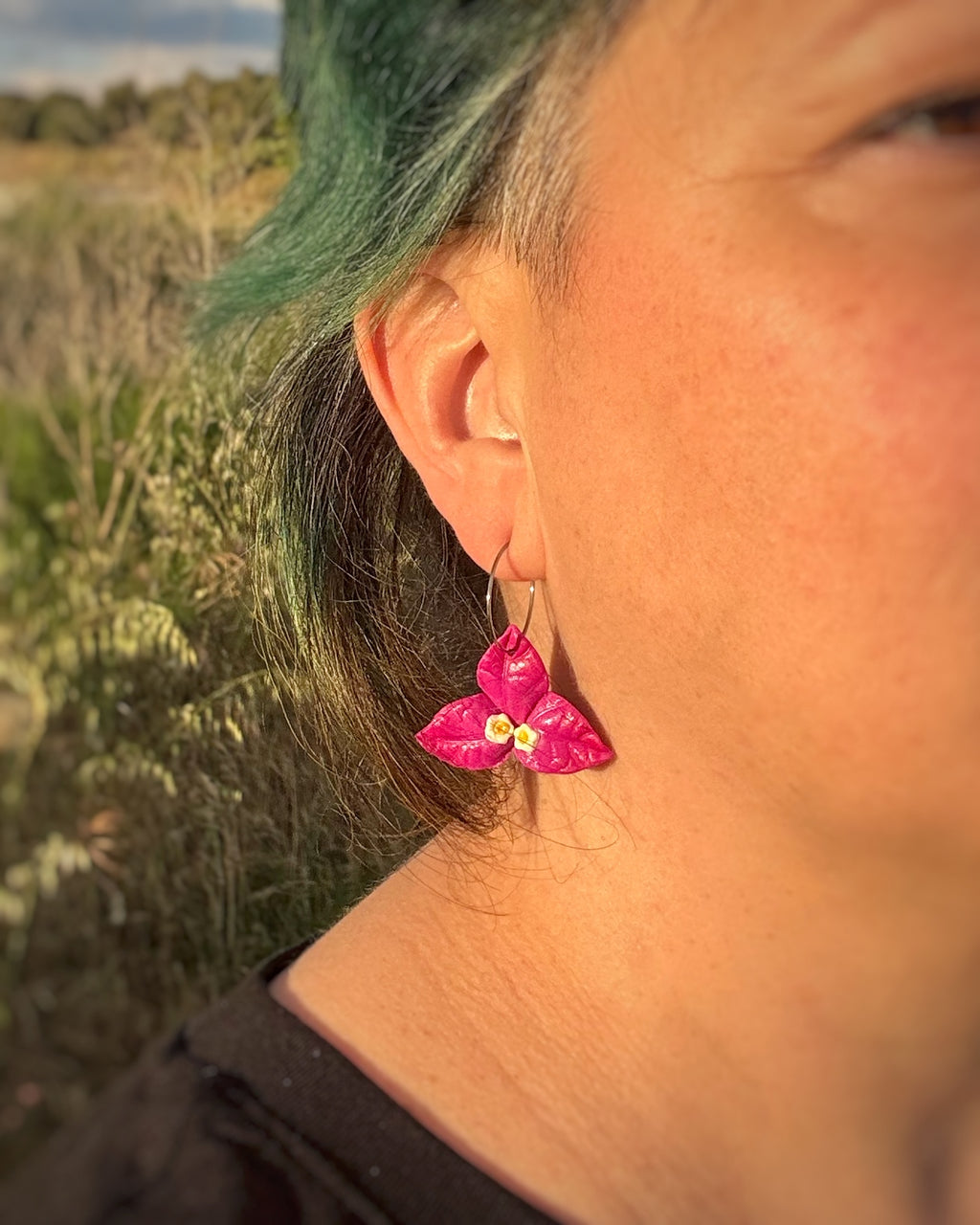 Pendientes Buganvilla en aro sobre modelo diseño inspirado en la flor real.