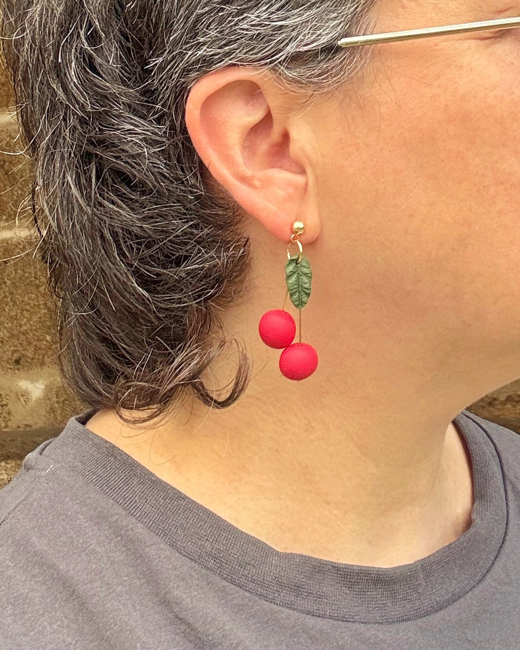 Pendientes Cerezas sobre modelo 