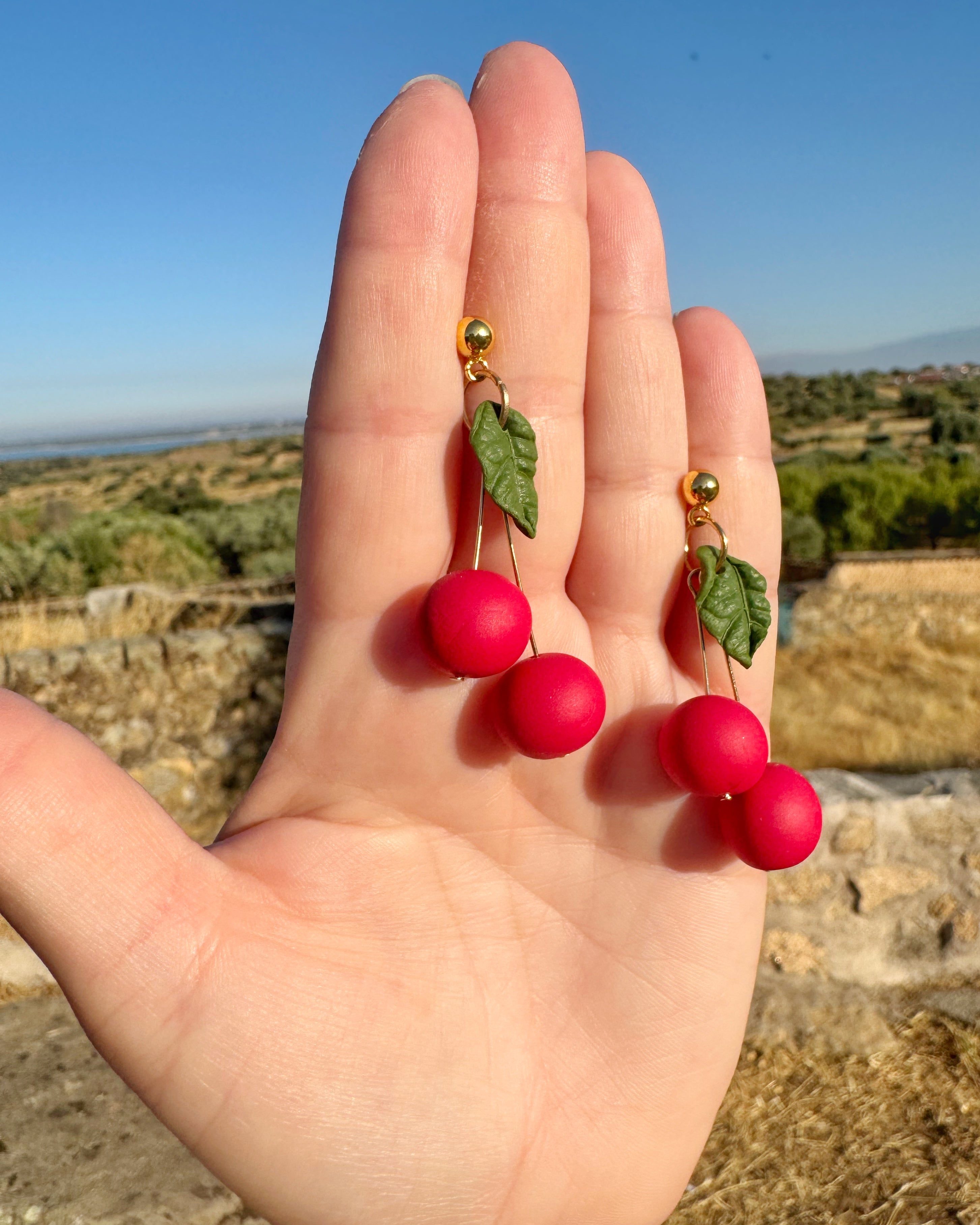 Pendientes Cerezas ligeros y coloridos hechos a mano.