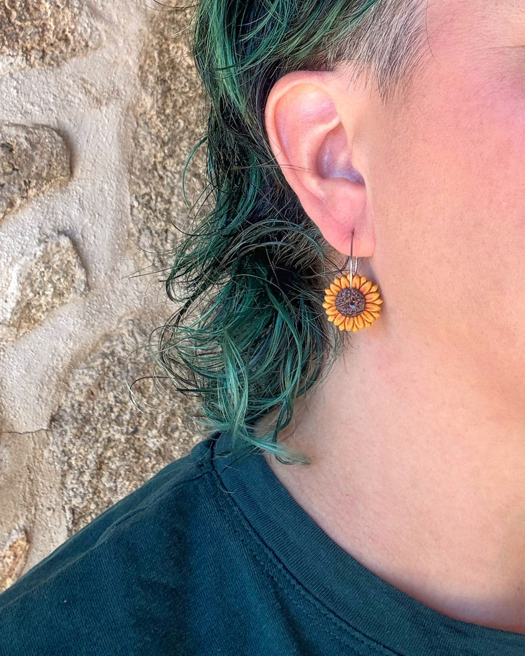 Pendientes Girasol aro sobre modelo ligeros hechos a mano en arcilla polimérica.