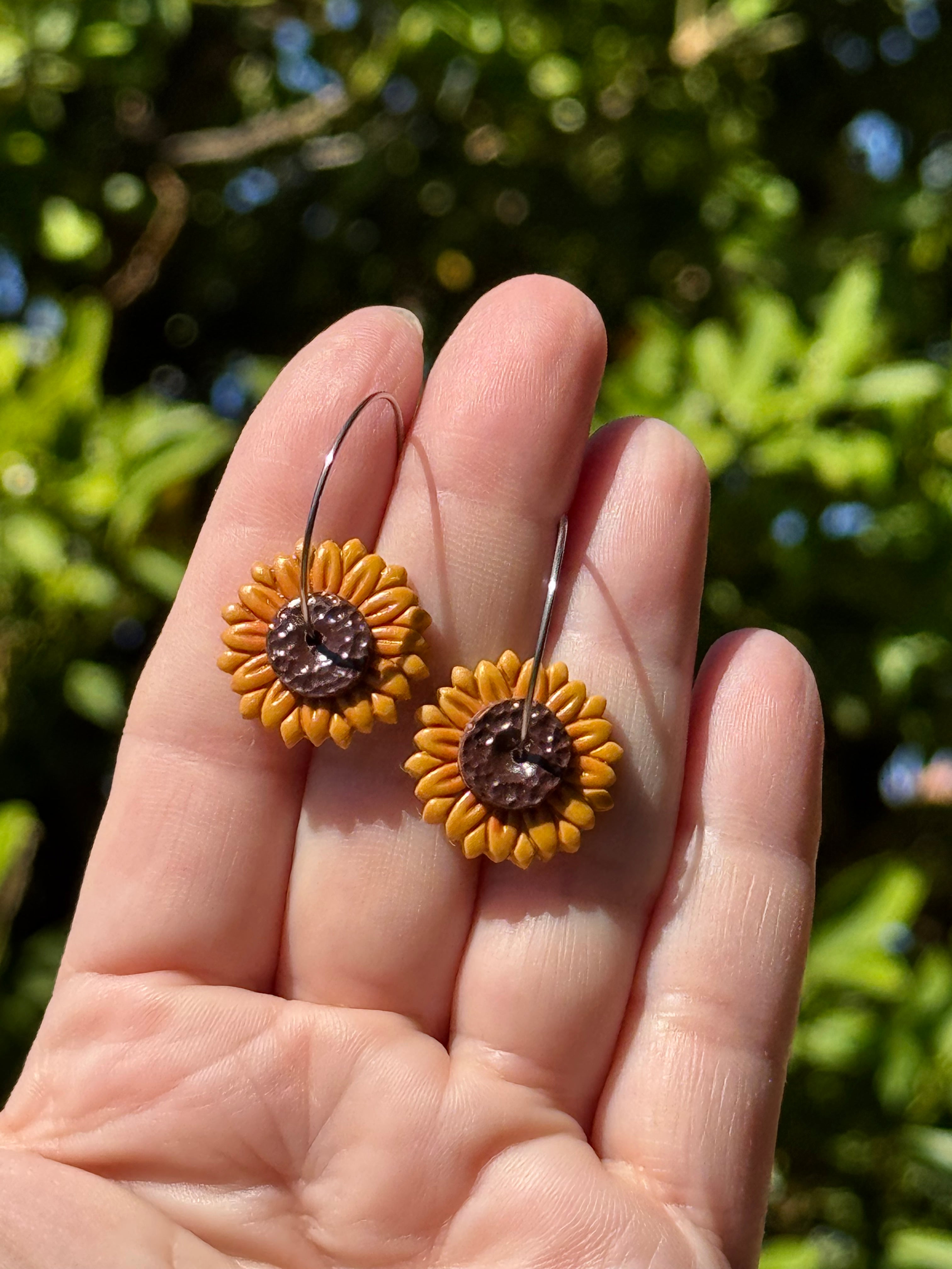 Pendientes Girasol aro tonos cálidos y muy ligeros hechos a mano.