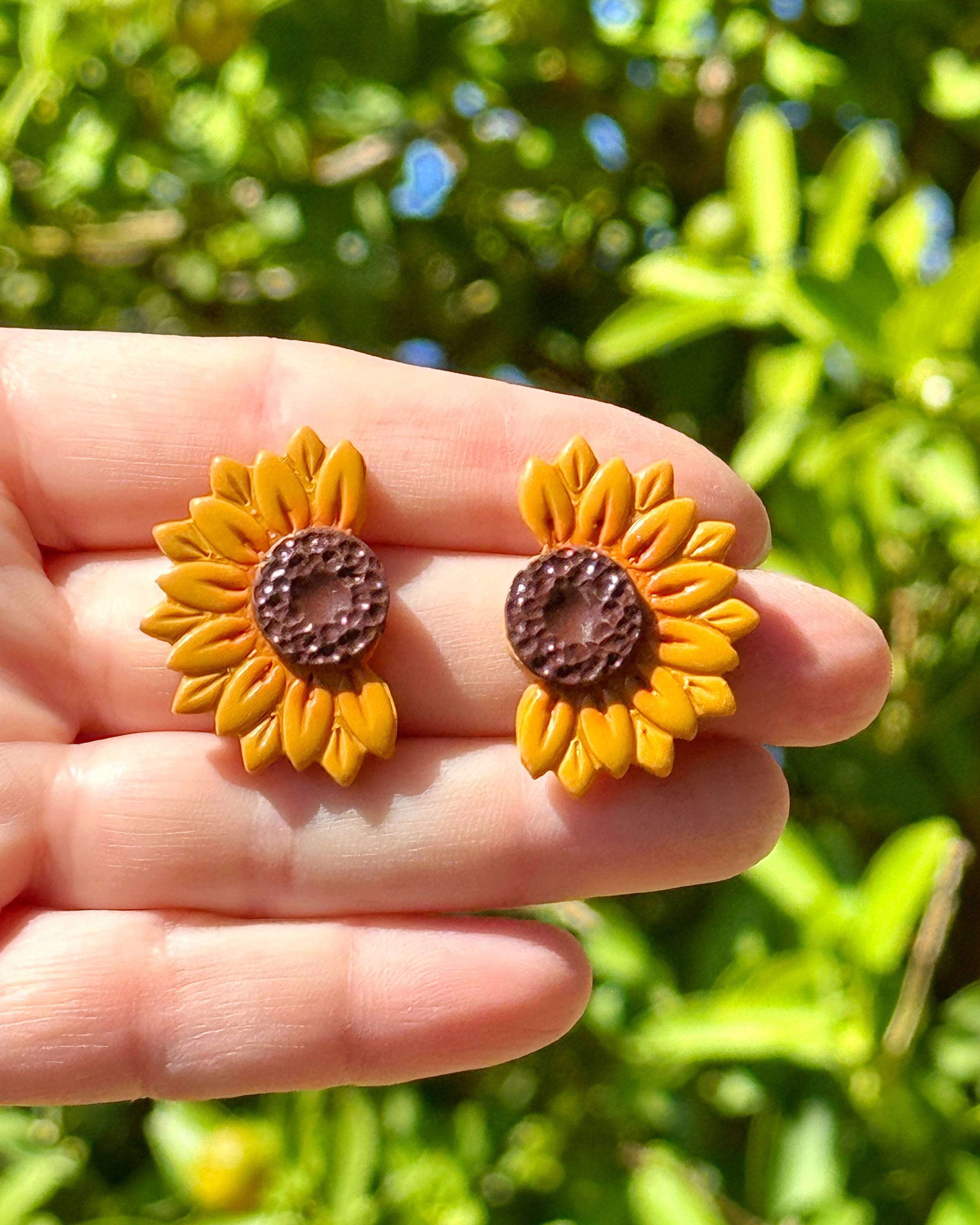 Pendientes medio girasol hechos a mano en arcilla polimérica.