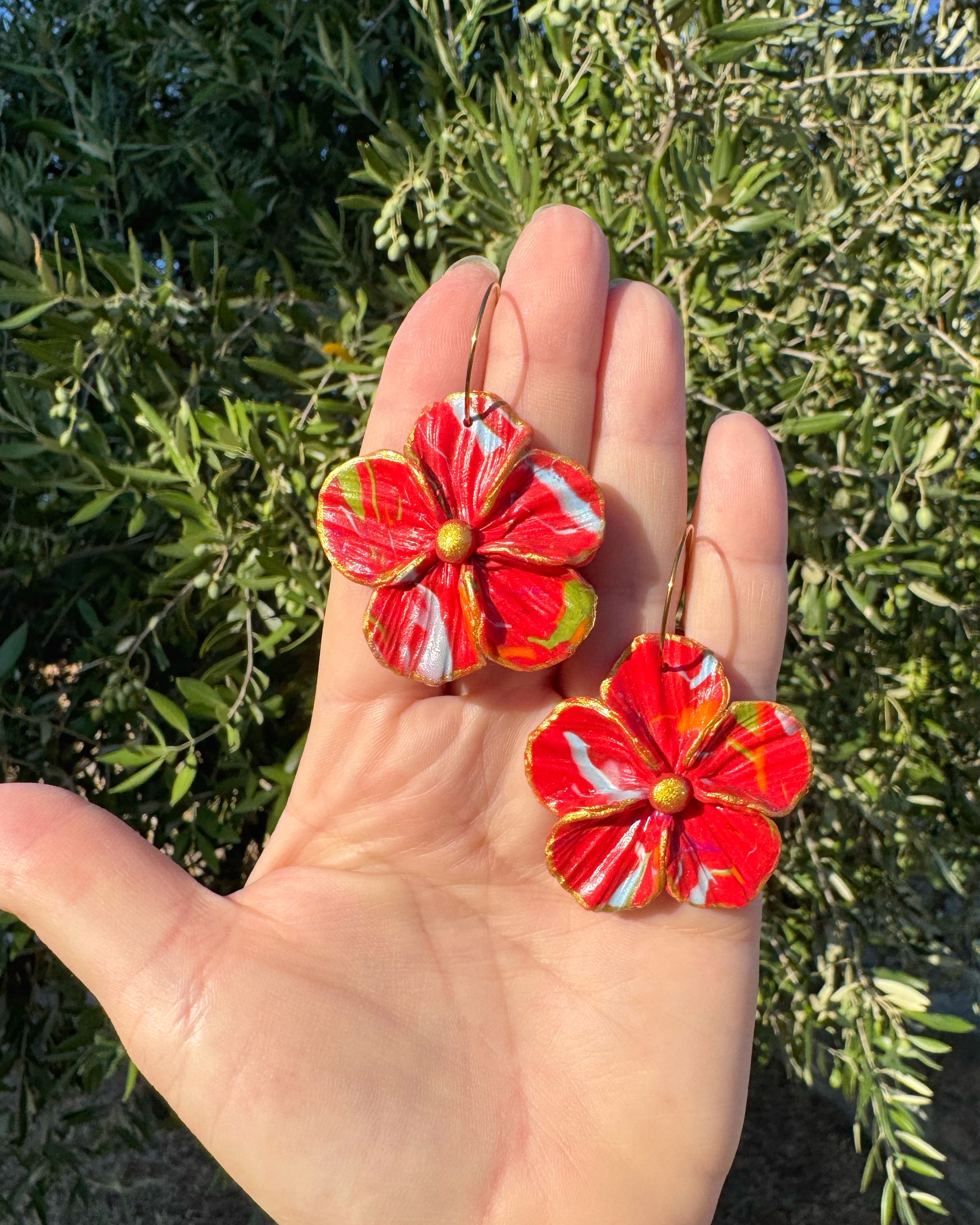 Pendientes de diseño floral modelo Granadilla en tonos rojos 