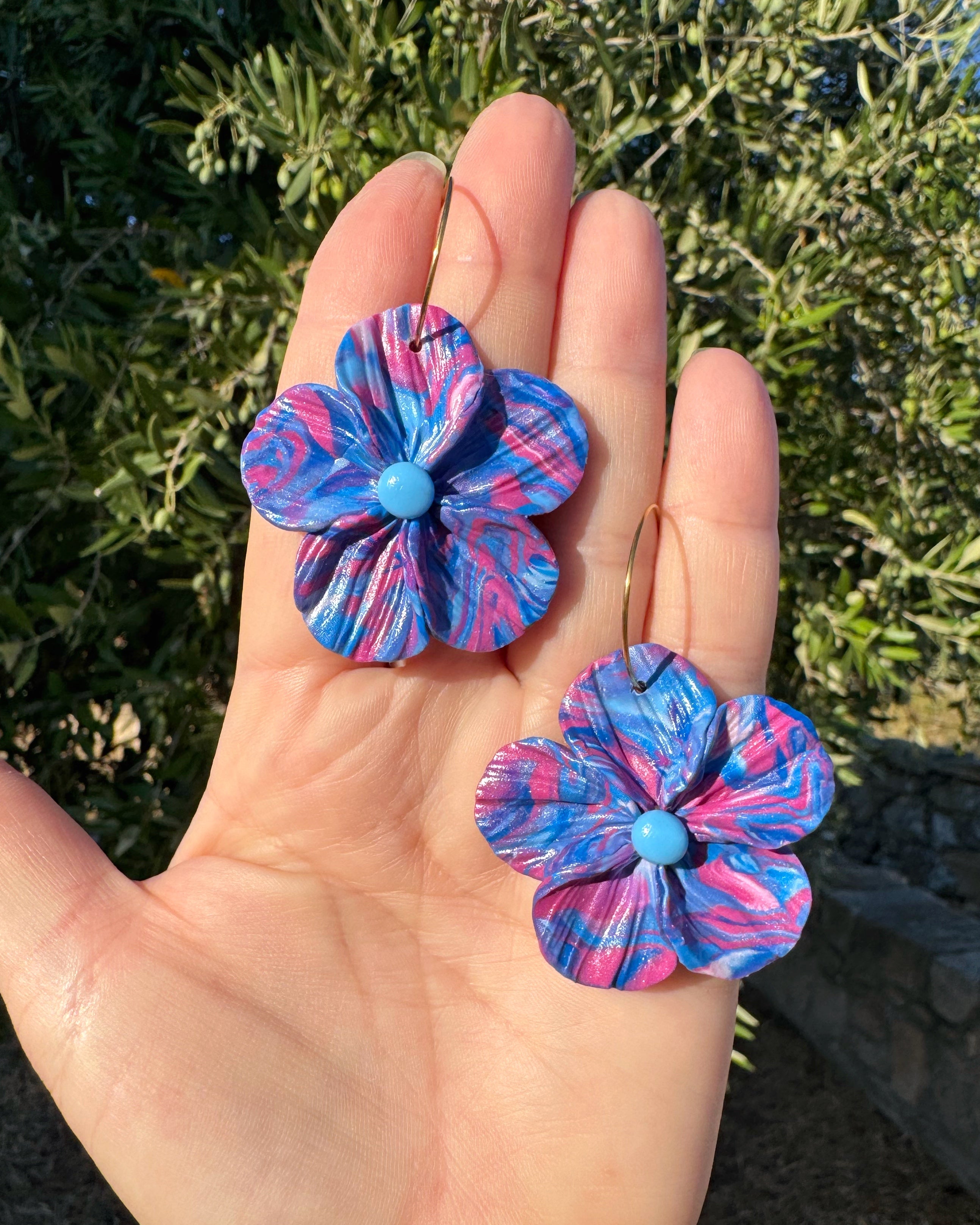 Pendientes Granadilla en detalle flor de cinco petalos en tonos azules y morados