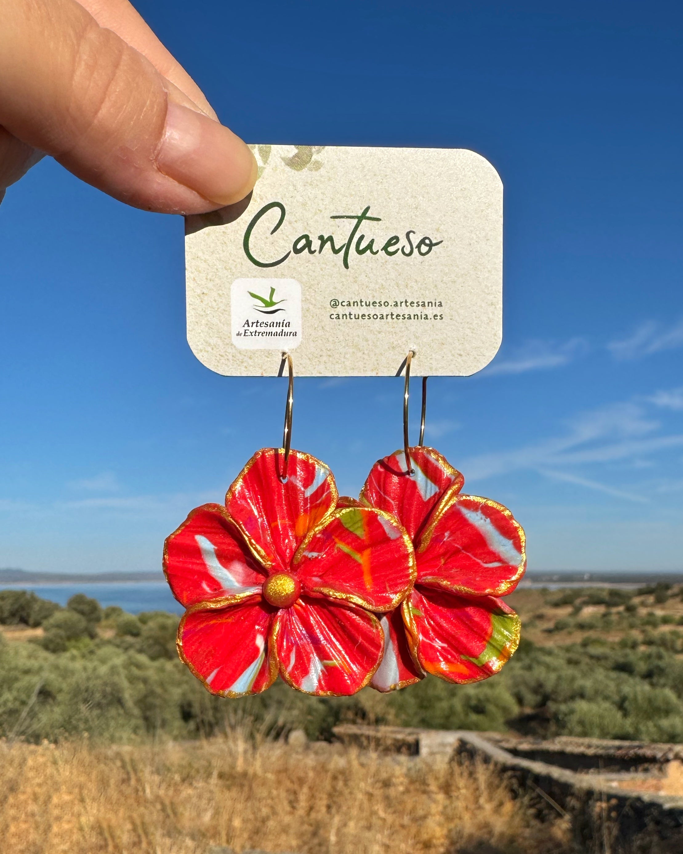 Pendientes Granadilla hechos a mano en arcilla polimerica con diseño floral en tonos rojos.