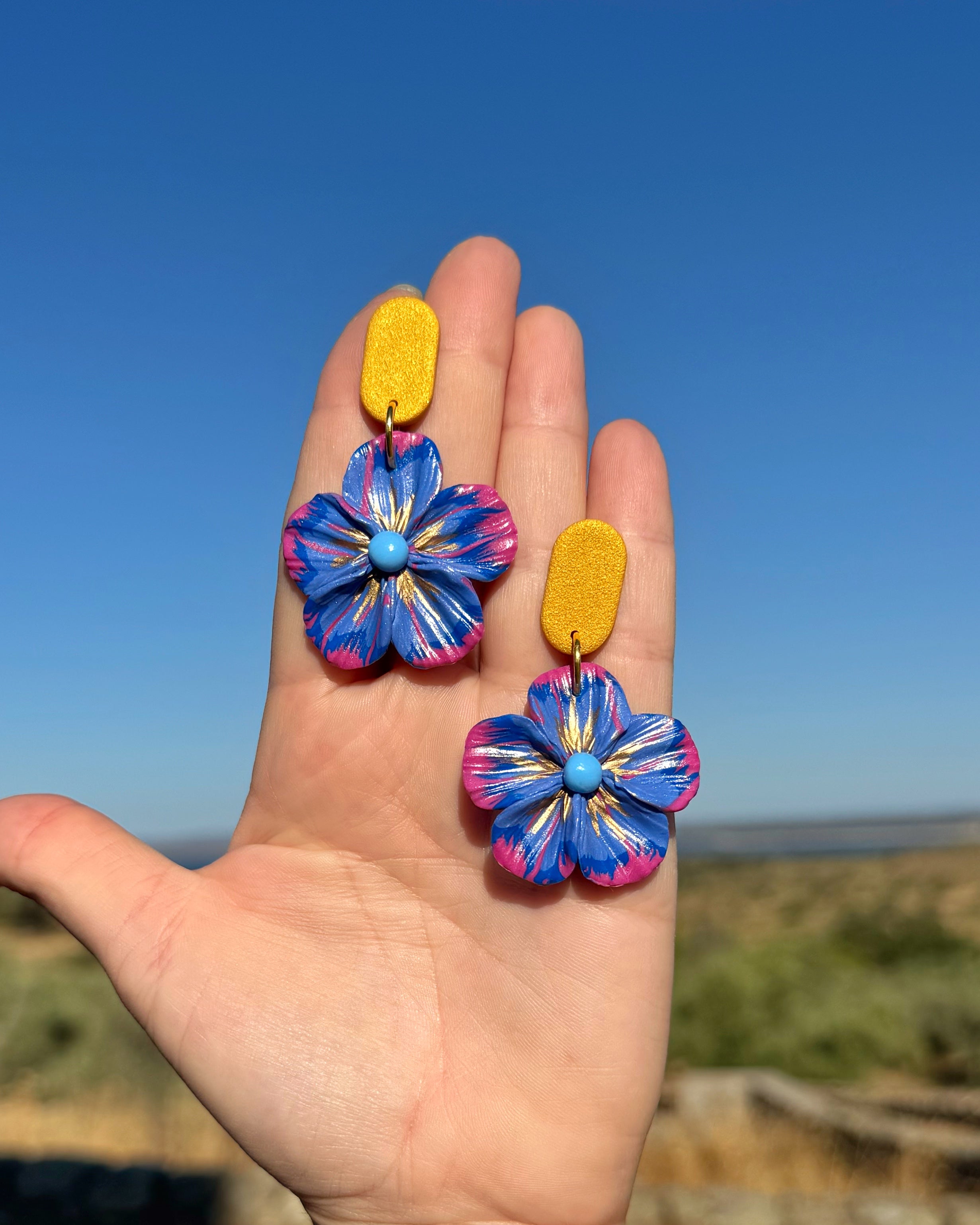 Pendientes Granadilla versión con botón y diseño floral en tonos azules