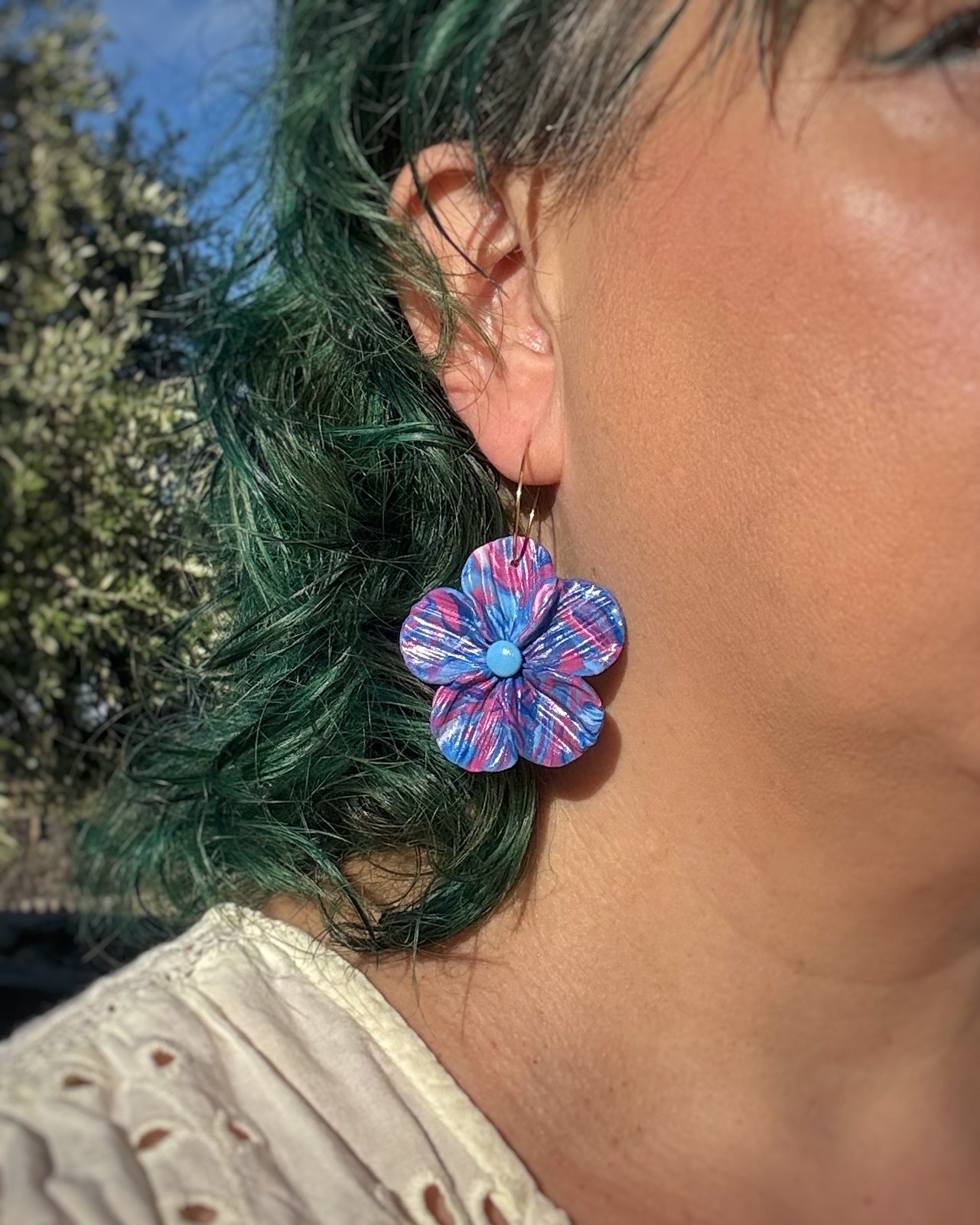 Pendiente Granilla sobre modelo flor en tonos azules y morados