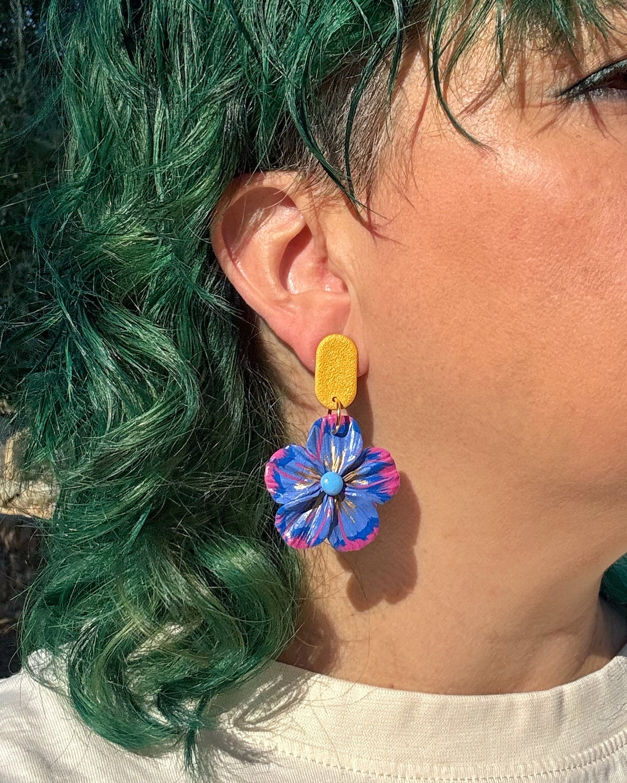 Pendientes Granadilla diseño floral en versión con botón sobre modelo.