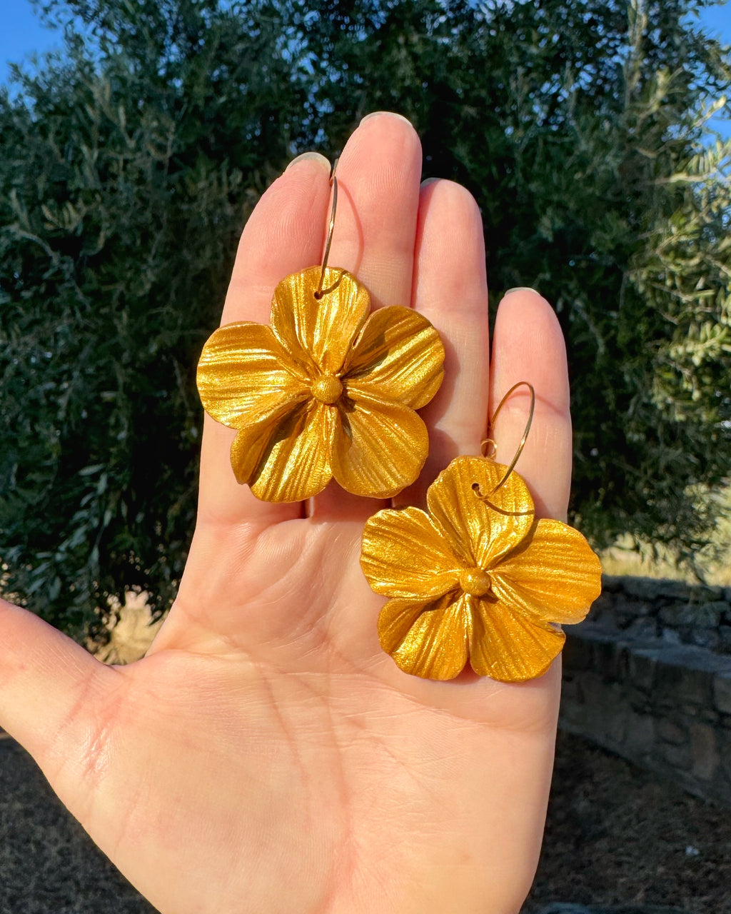 Pendientes Granadilla metalizados detalle de flor dorada
