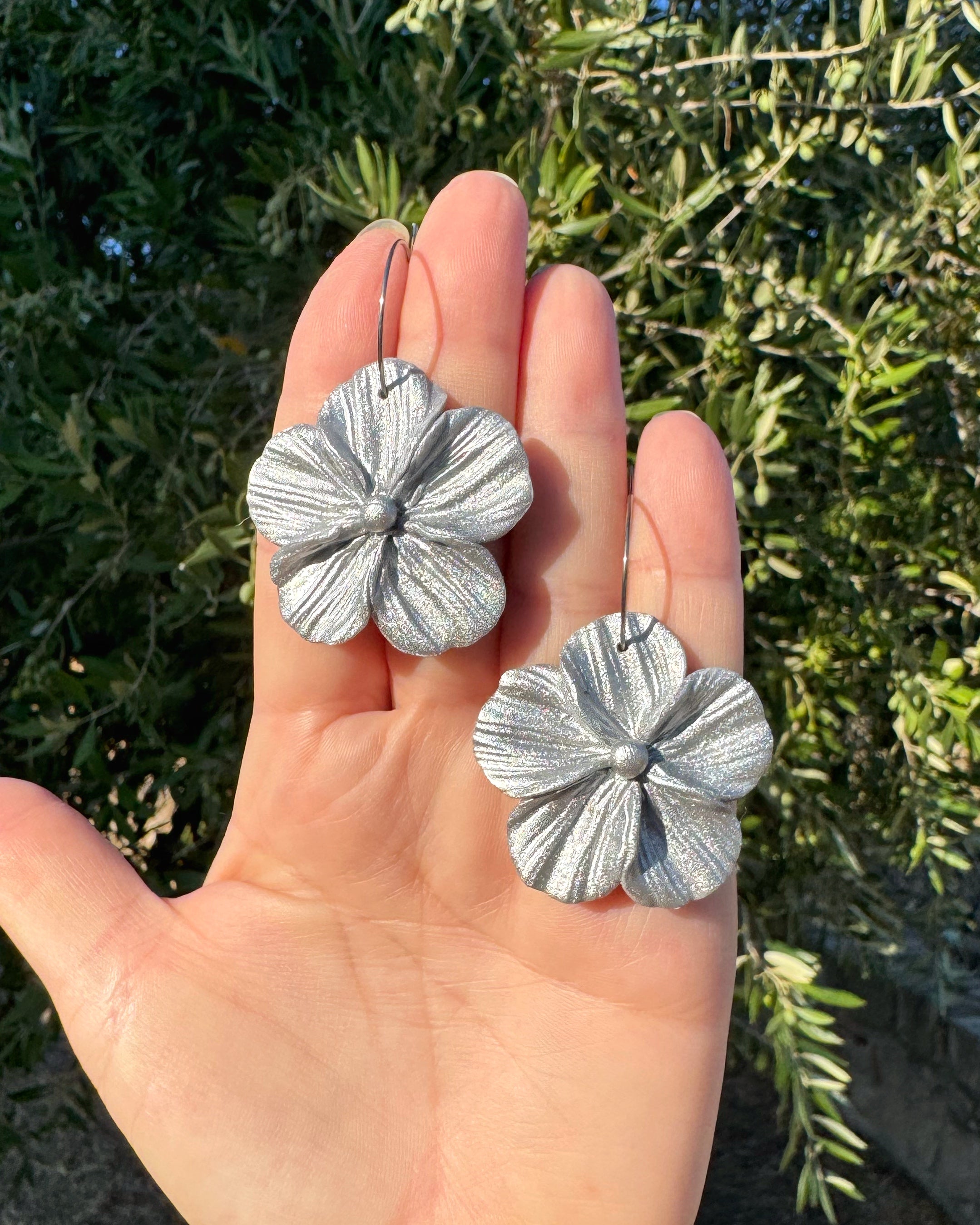 Pendientes Granadilla en detalle en versión plateada diseño floral.