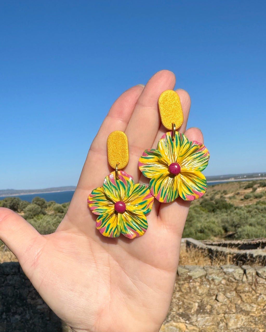 Pendientes Granadilla hechos a mano tonos amarillos y verdes.