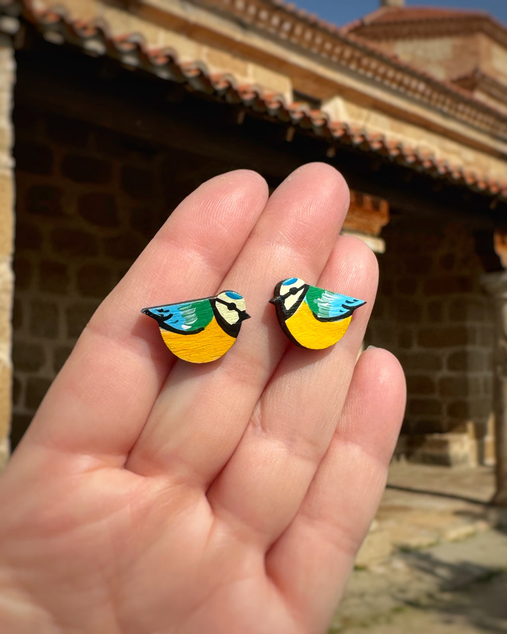 Pendientes Herrerillo Mini pintados a mano sobre madera.