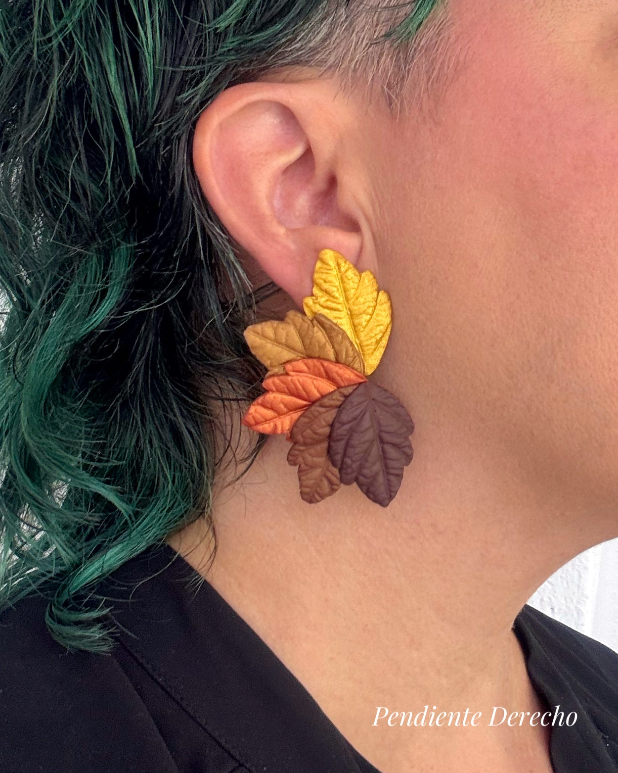 Pendientes Hervás Maxi sobre modelo . Diseño de hojas en arcilla polimérica.