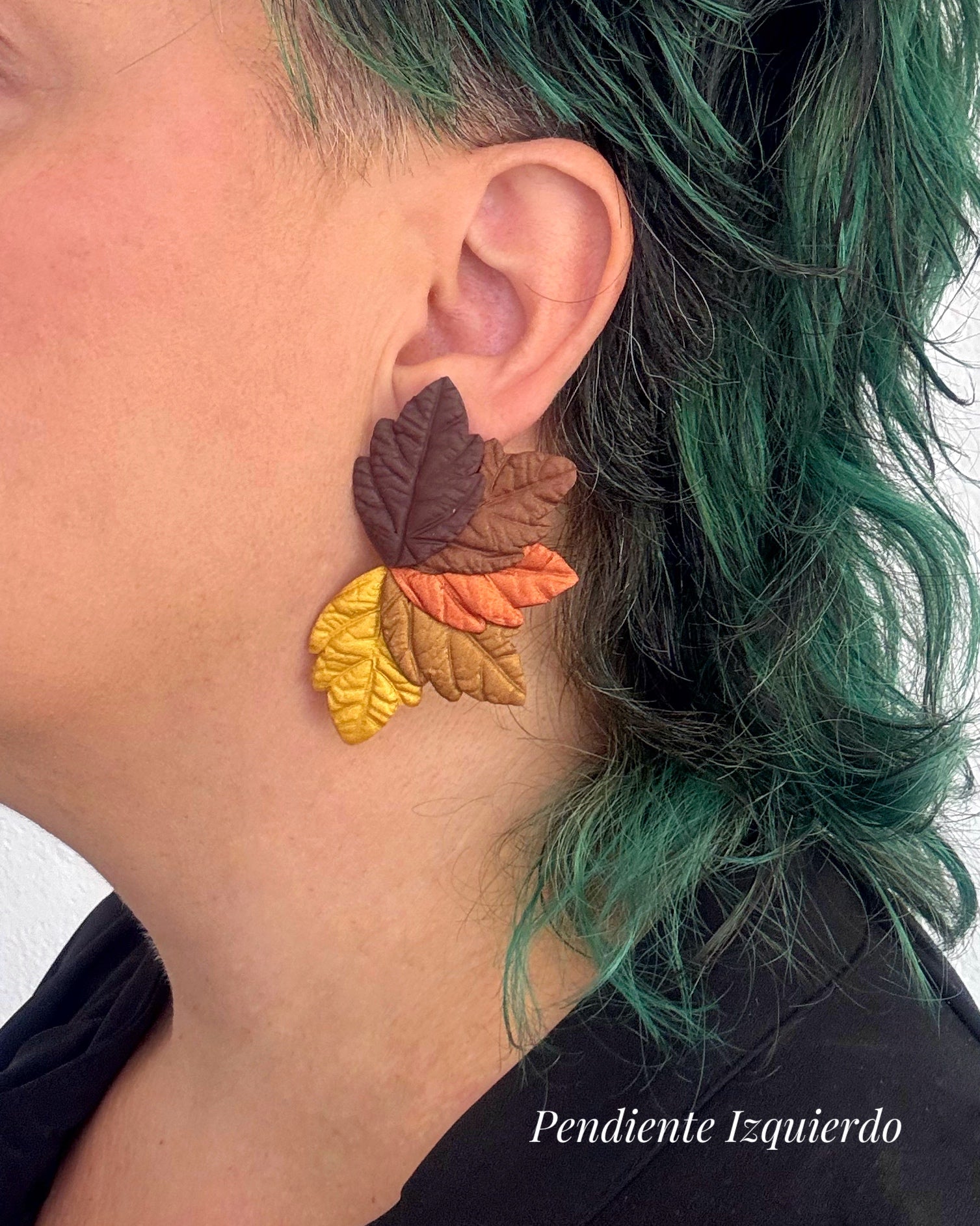 Pendientes Hervás Maxi sobre modelo.Diseño  de hojas ,ligero y en tonos otoñales