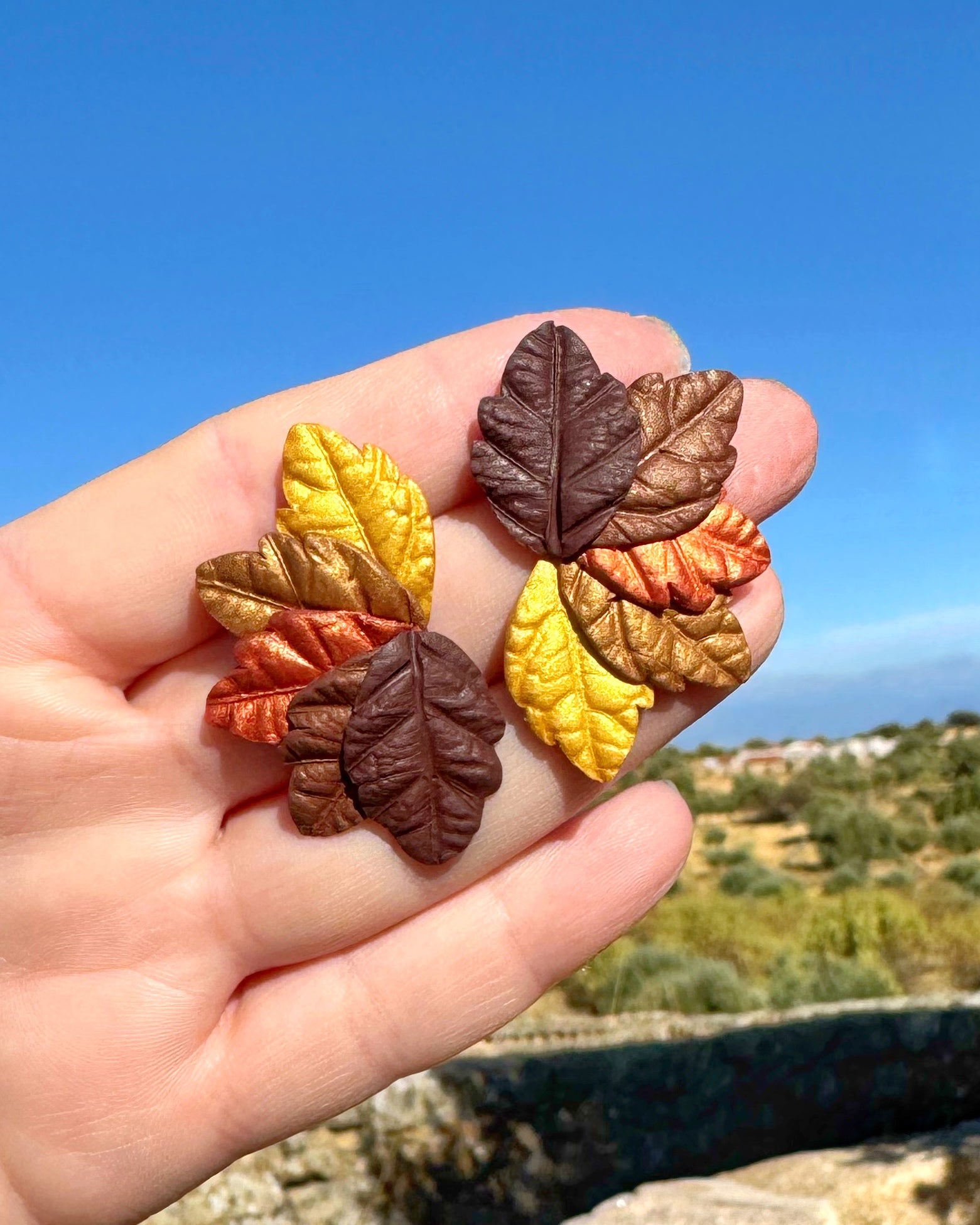 Pendientes Hervás en tonos otoñales diseño de hojas hechos a mano.