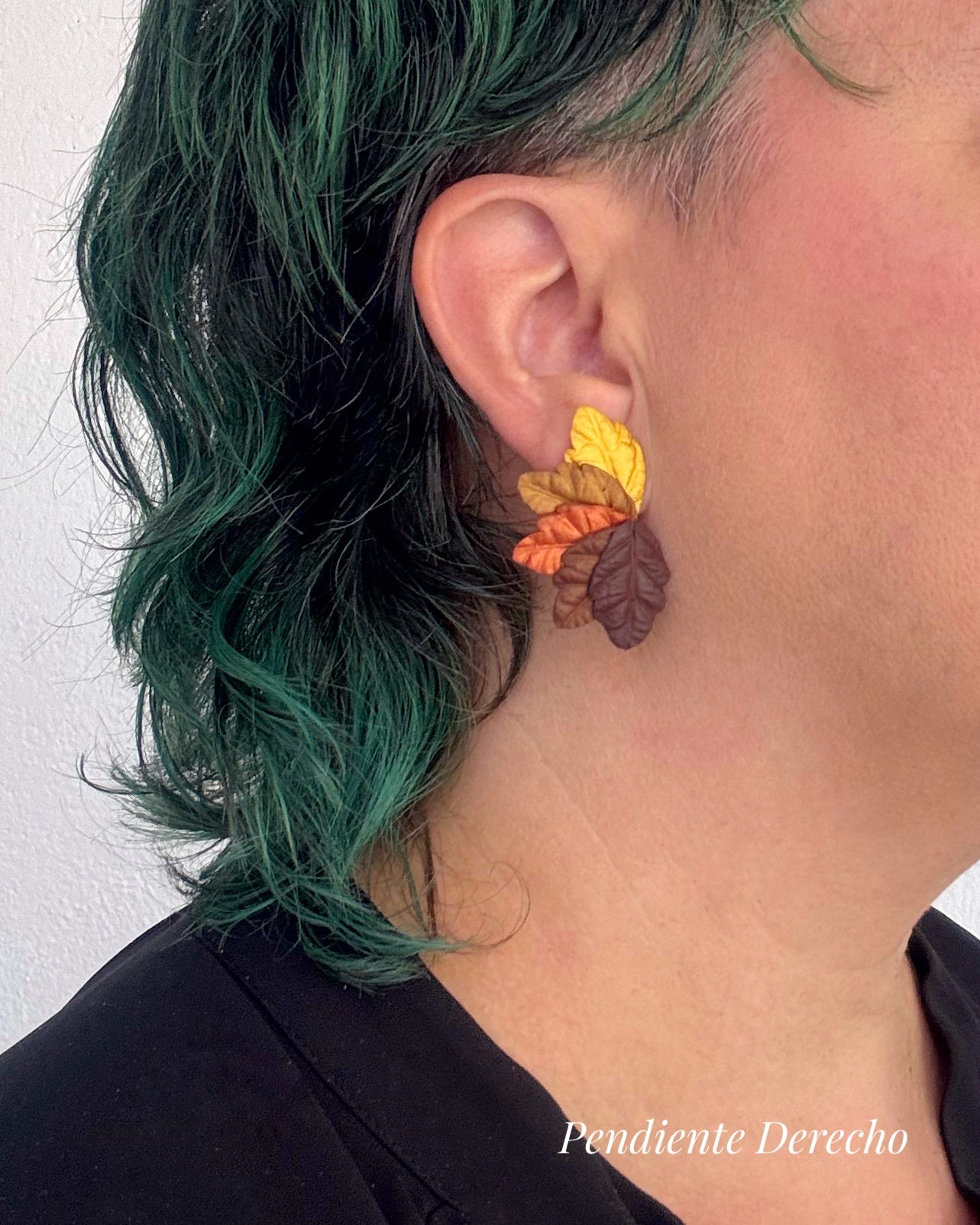 Pendientes Hervás sobre modelo versión otoño.