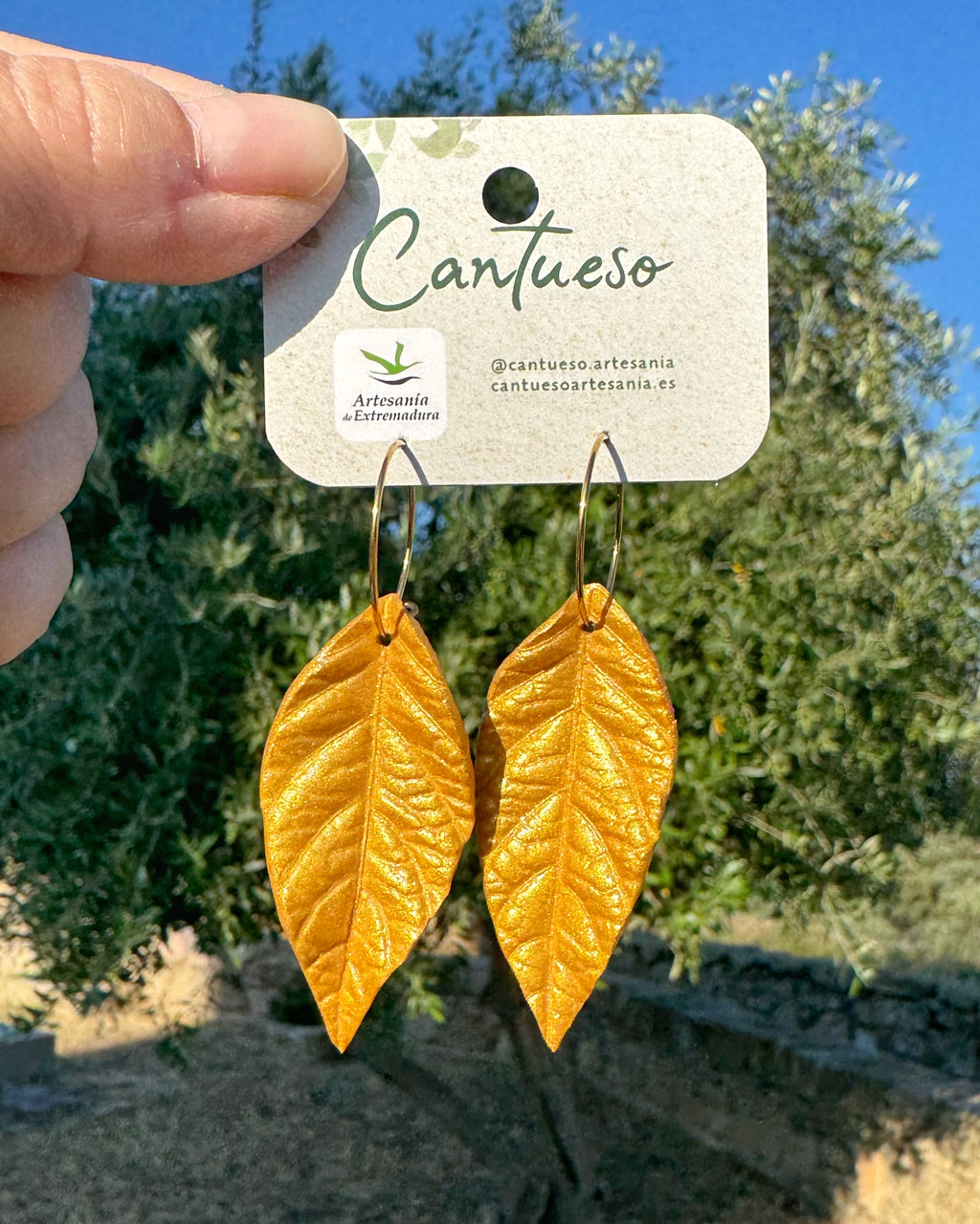 Pendientes hoja dorados en aro hechos a mano