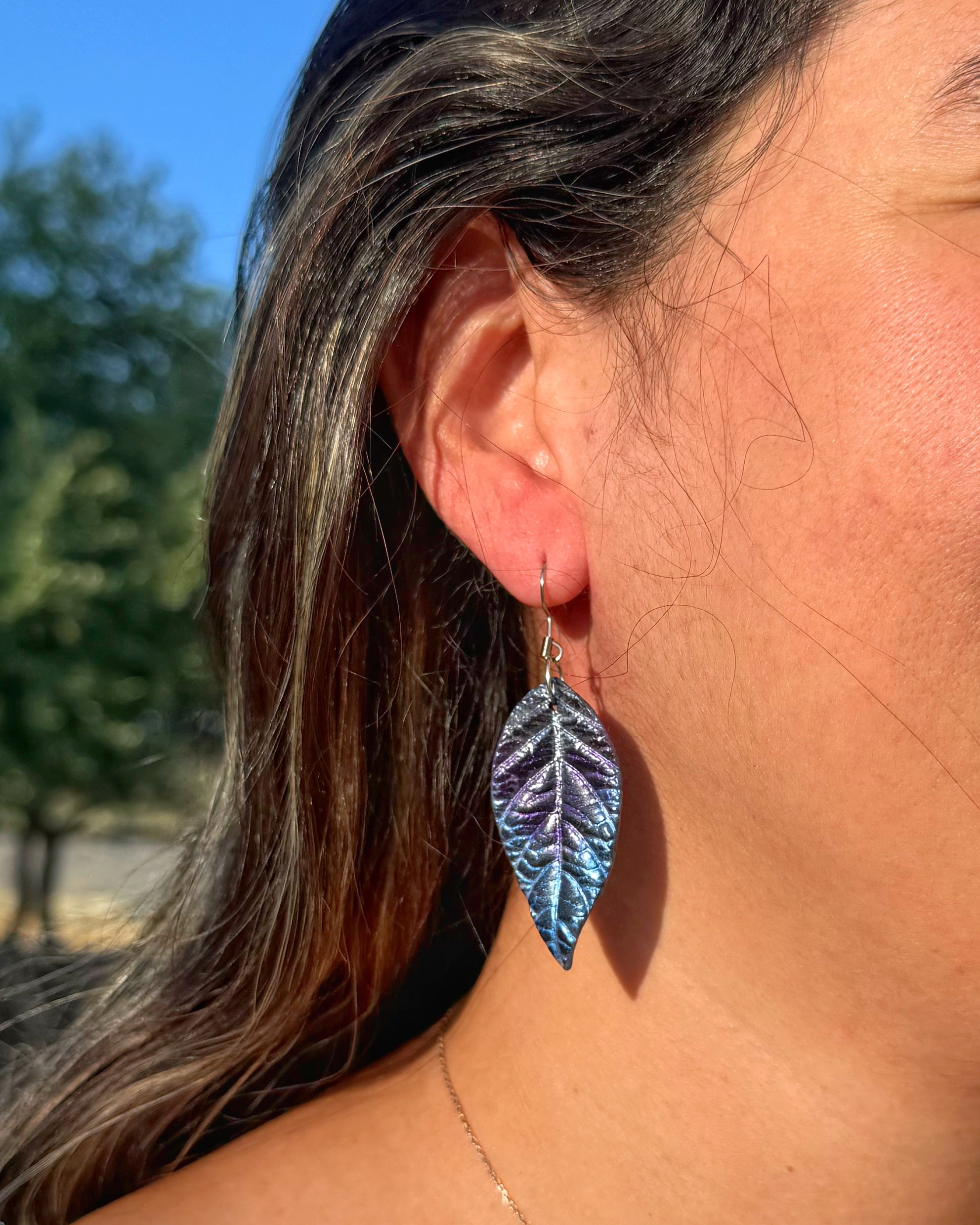 Pendientes Hoja Amanecer sobre modelo,ligeros y hechos a mano.