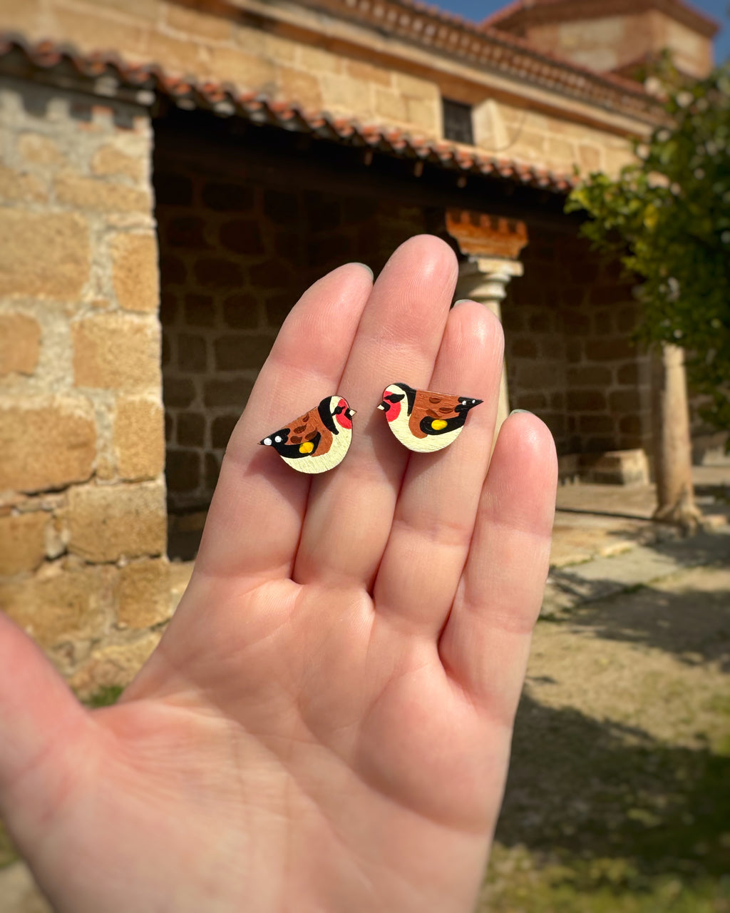 Pendientes Jilguero Pequeños en madera pintada a mano detalle