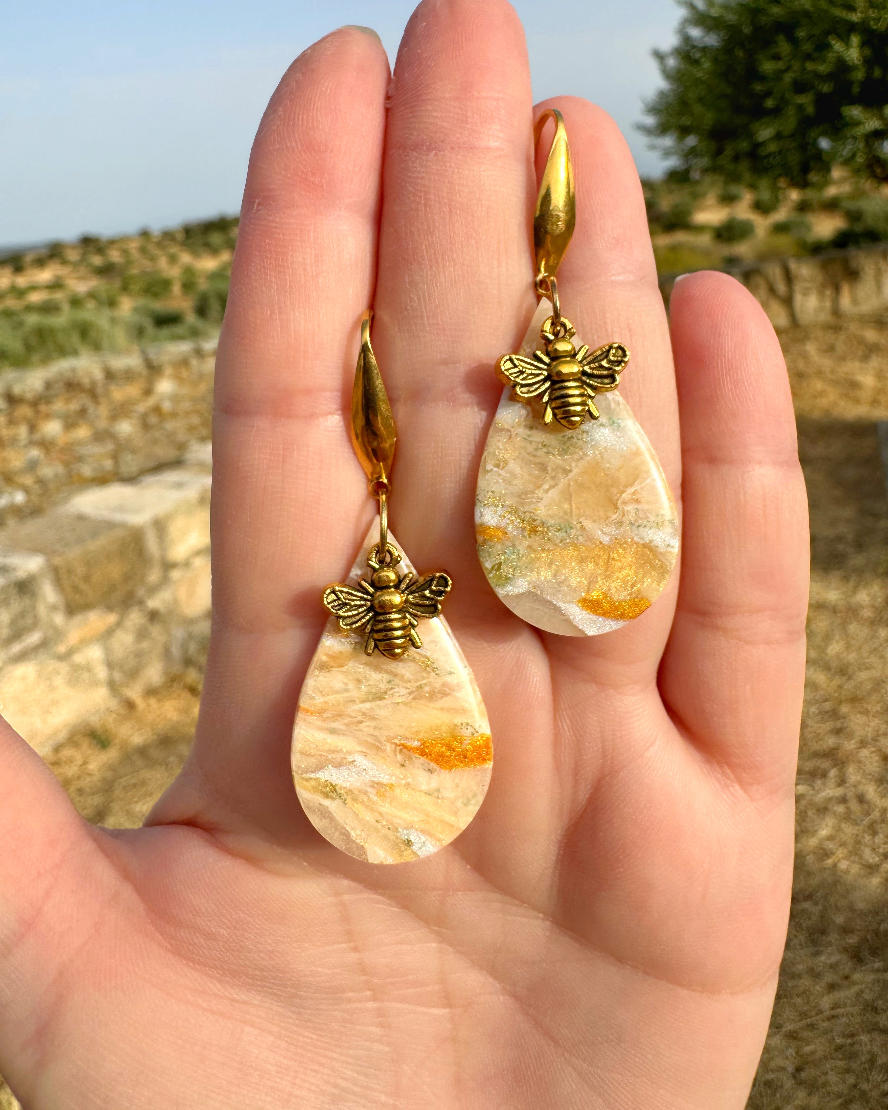 Pendientes Lágrima inspirados en los colores de la miel efecto mármol.