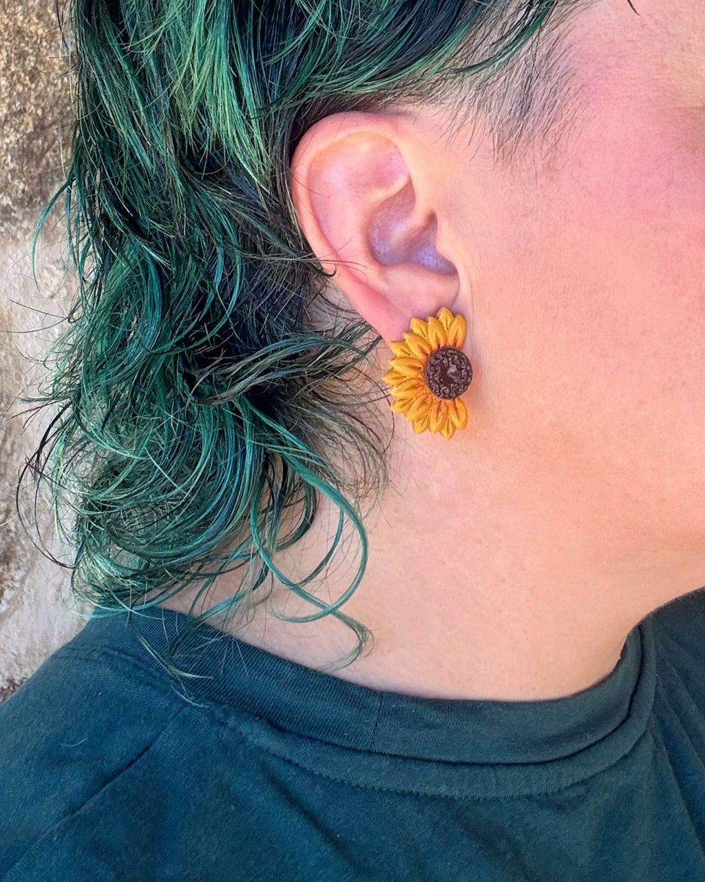 Pendientes Girasol sobre modelo ligeros y cómodos hechos a mano.