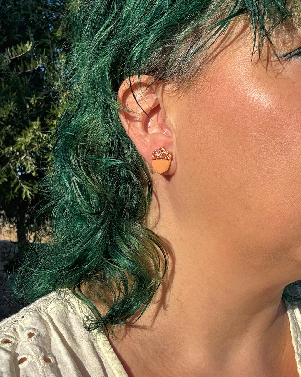 Pendientes mini Bellota hechos en arcilla polimérica en Extremadura