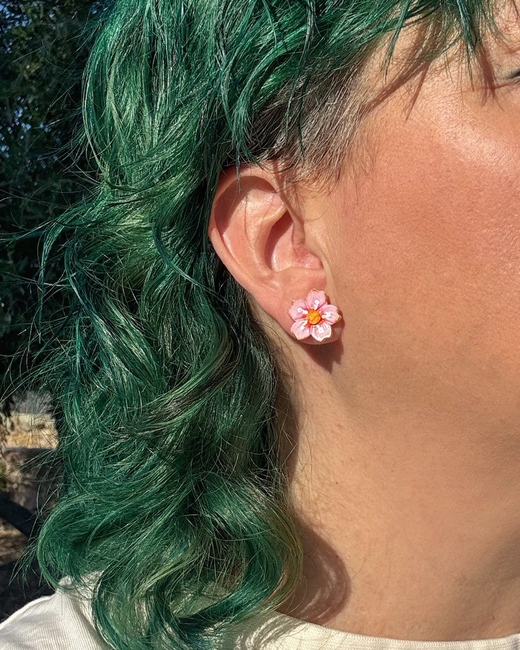 Pendientes Mini Flor de Cerezo hechos a mano en arcilla plimérica en modelo.