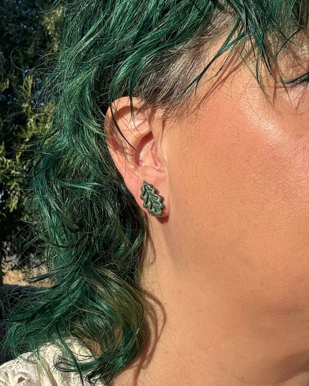 Pendientes Mini de Hoja hechos a mano en arcilla olimérica sobre modelo.