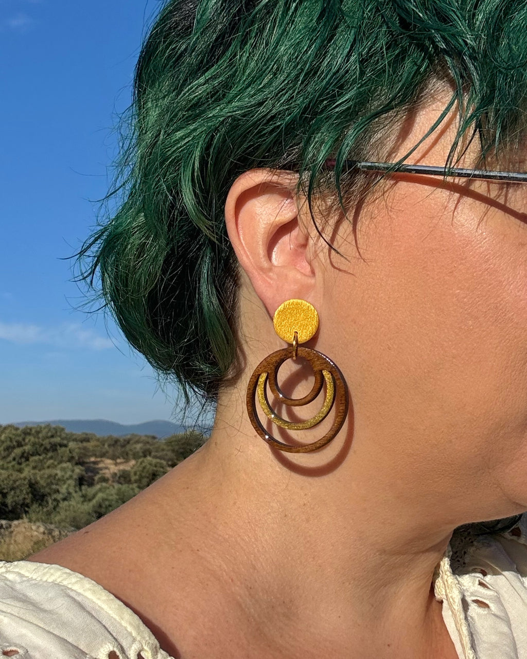 Pendientes Olivenza en tono dorado sobre modelo hechos a mano en madera y arcilla polimerica.