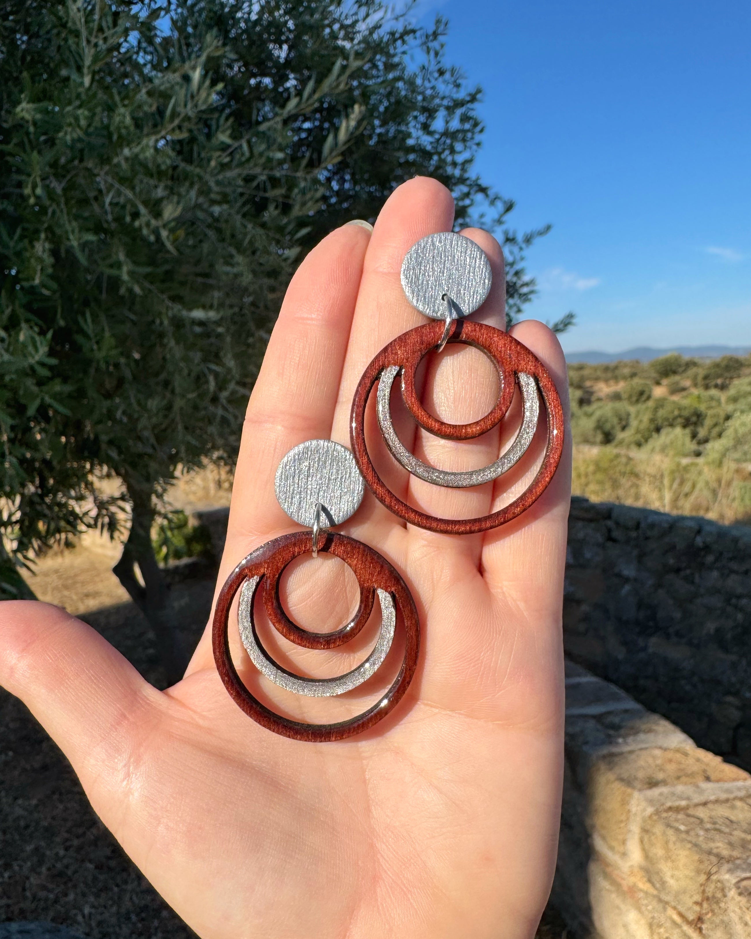 Detalle de los pendientes Olivenza , elaborados a mano en madera y arcilla polimerica en su versión plateada
