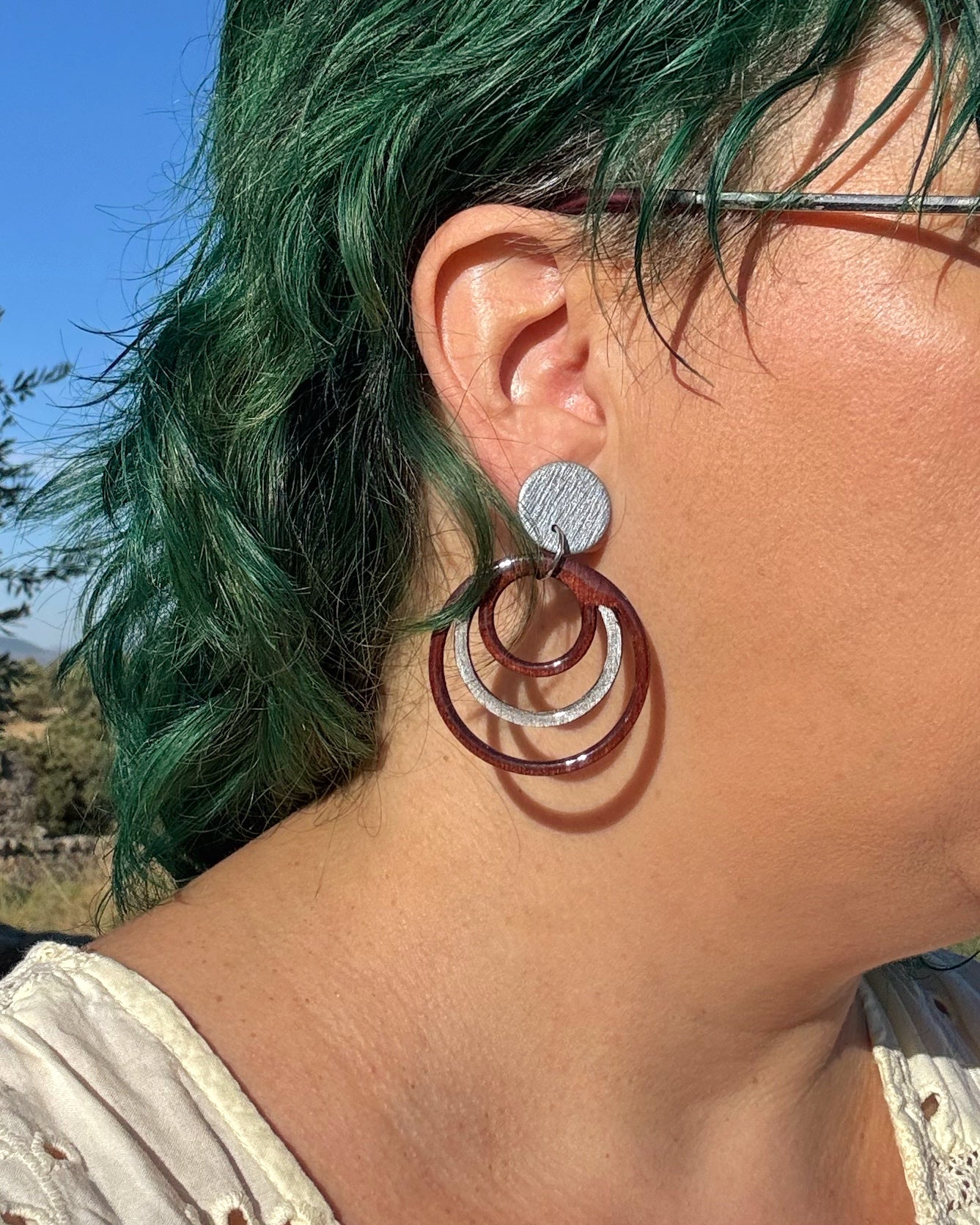 Pendientes Olivenza sobre modelo en su versión plateada elaborados a mano en madera y arcilla polimerica
