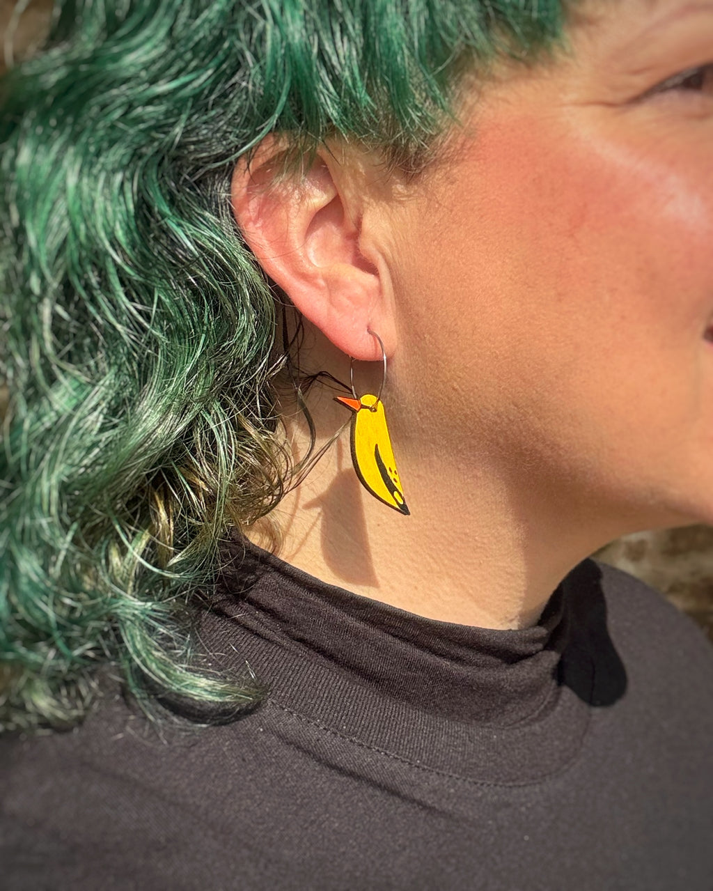 Pendientes Oropendola aro pintados a mano en madera sobre modelo hechos  artesanalmente en Extremadura