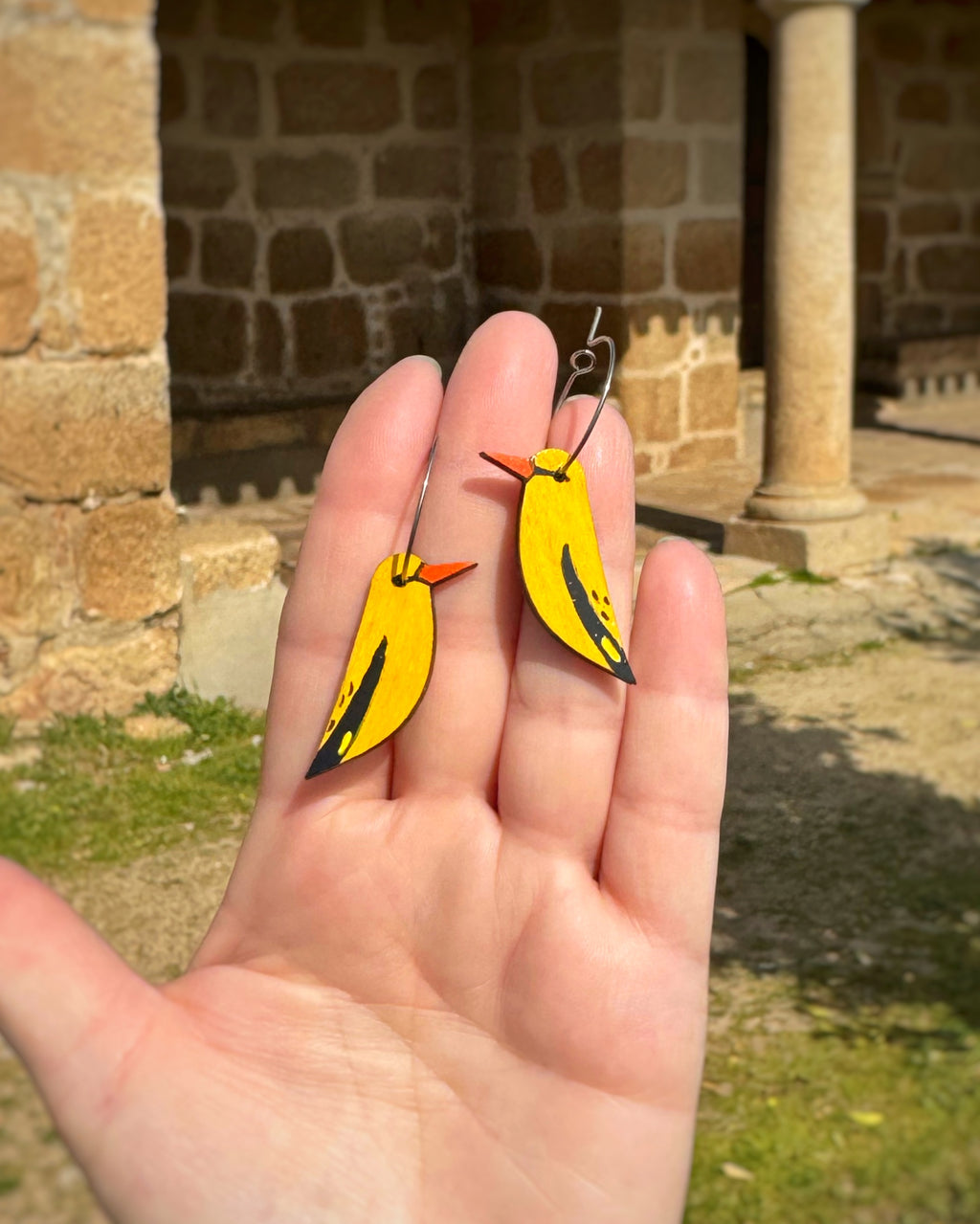 Pendientes Oropéndola pintados a mano sobre madera  en detalle