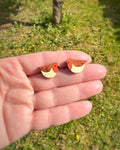 Pendientes Petirrojo mini de botón pintados a mano en madera inspirados en las aves reales.